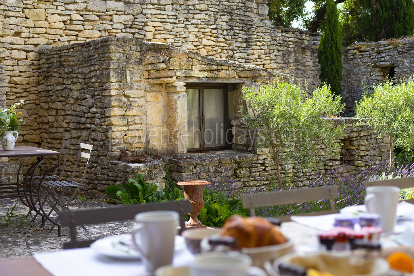 12 - La Garrigue: Villa: Interior