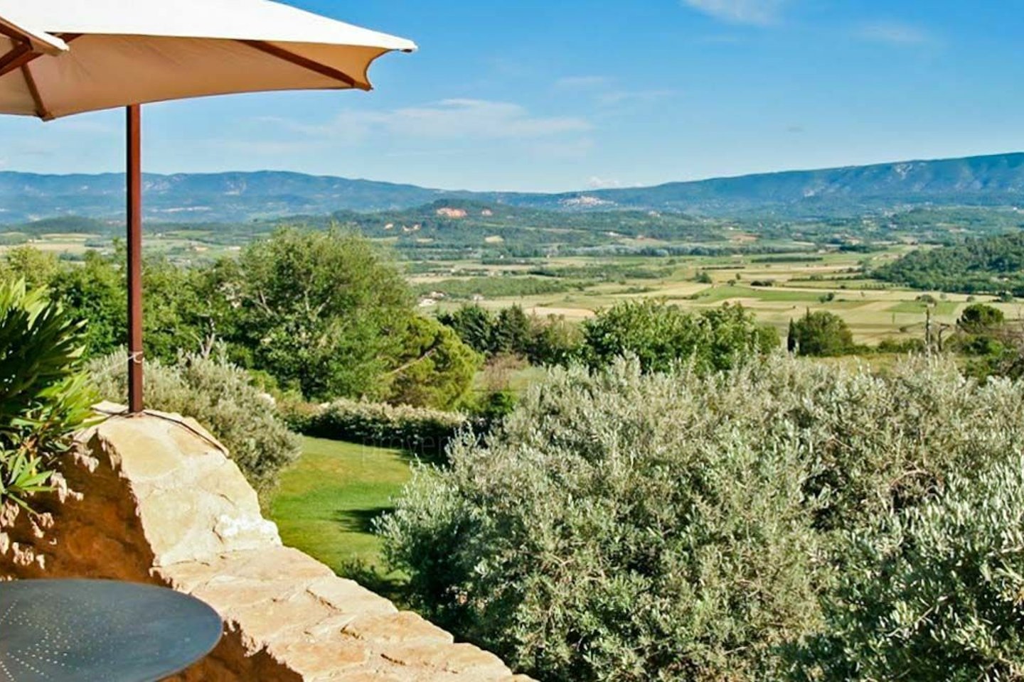 24 - Le Mas de Gordes: Villa: Exterior