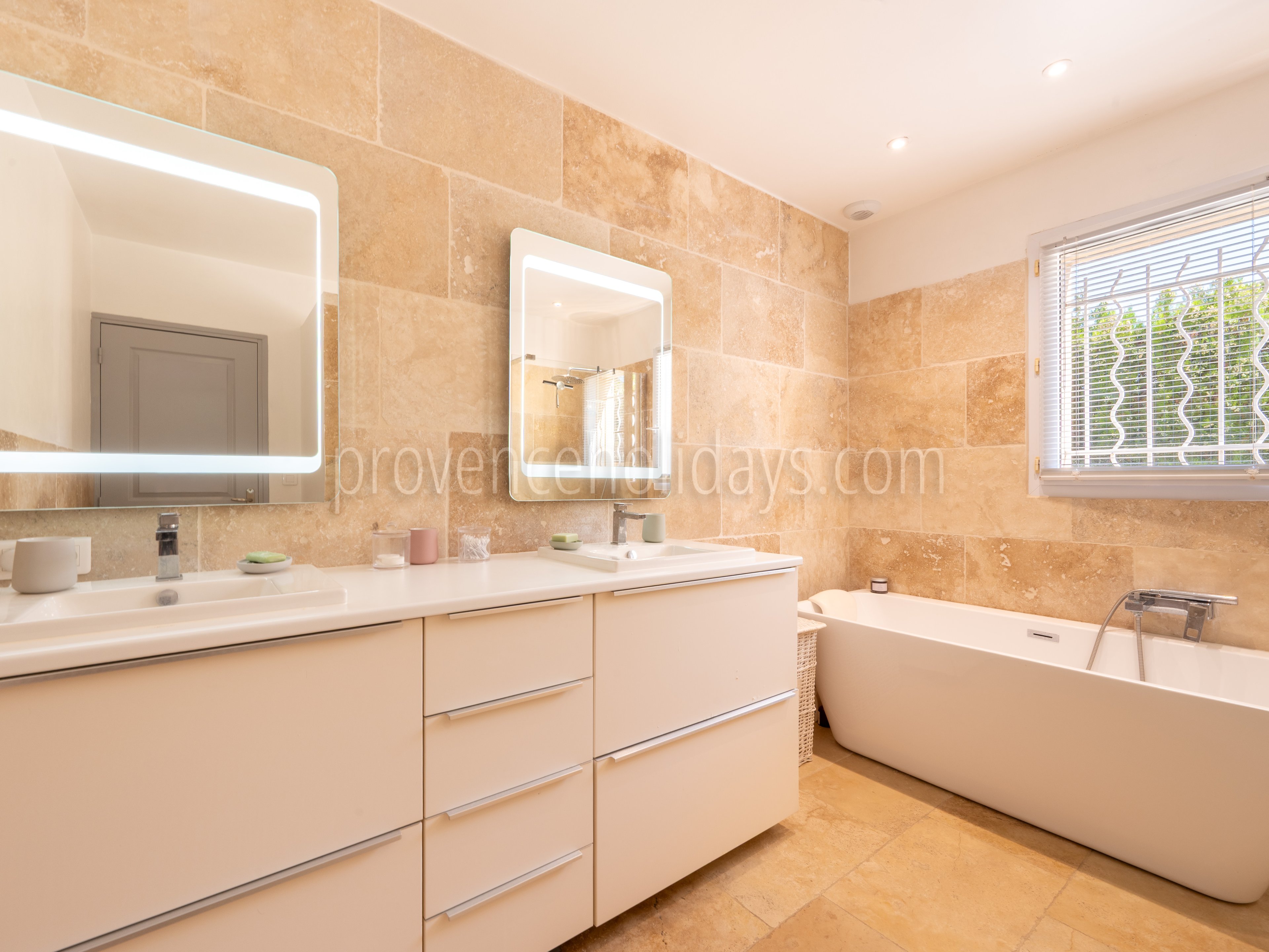 50 - La Pinède: Villa: Bathroom