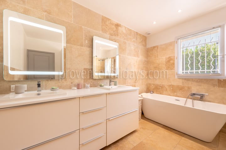 50 - La Pinède: Villa: Bathroom