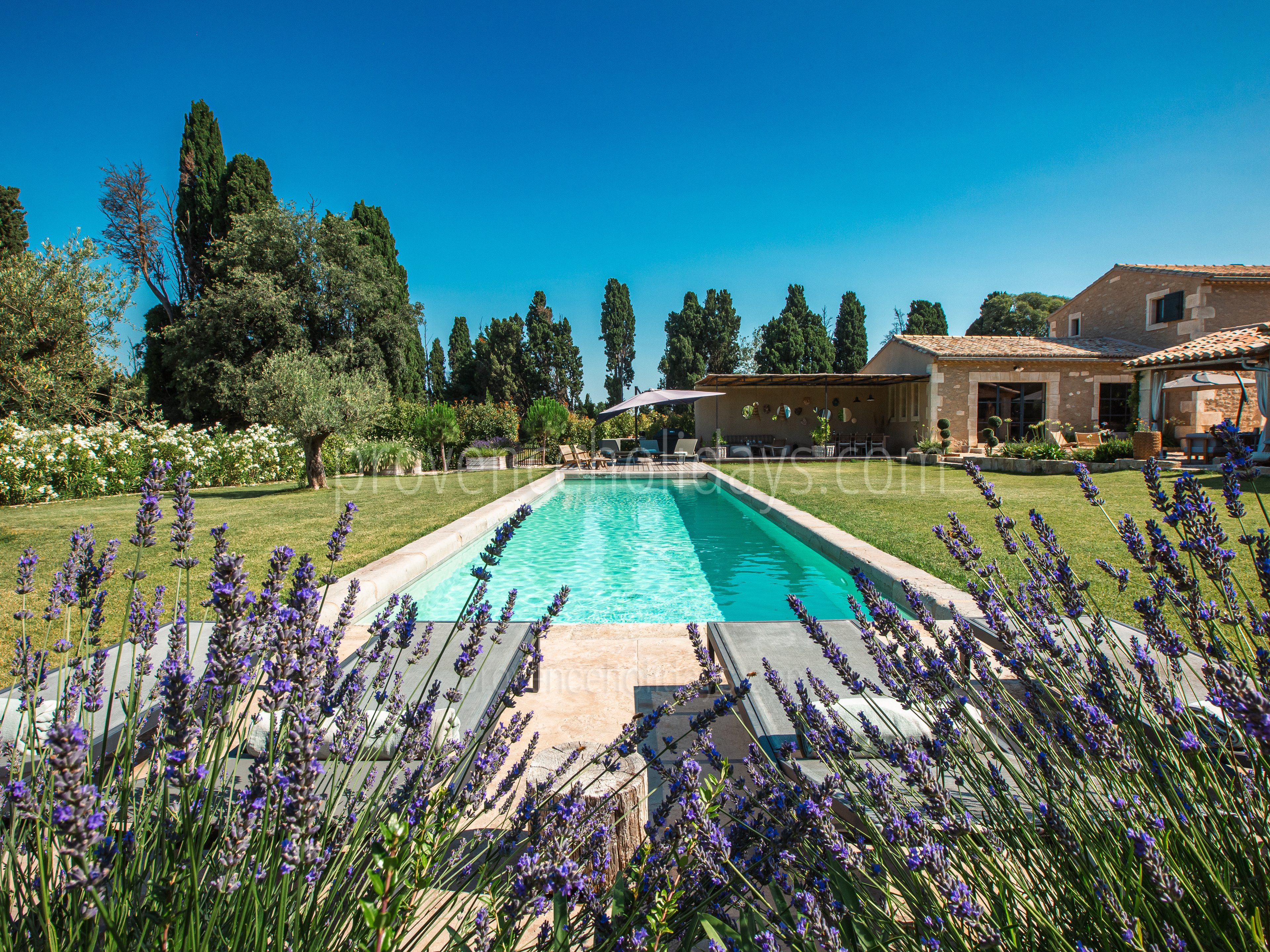 17 - Mas des Lumières: Villa: Pool