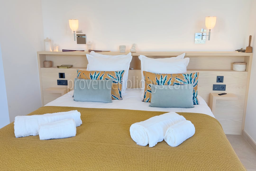 26 - Domaine Altavista: Villa: Bedroom 1