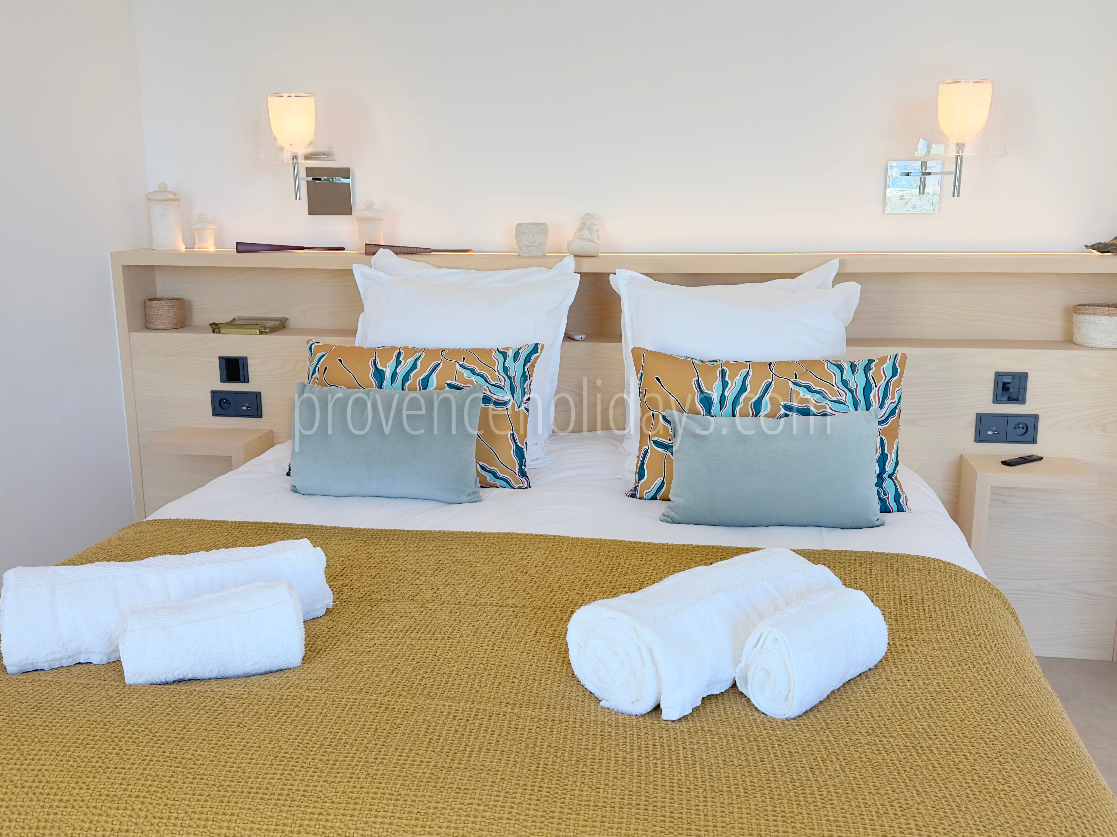 26 - Domaine Altavista: Villa: Bedroom 1