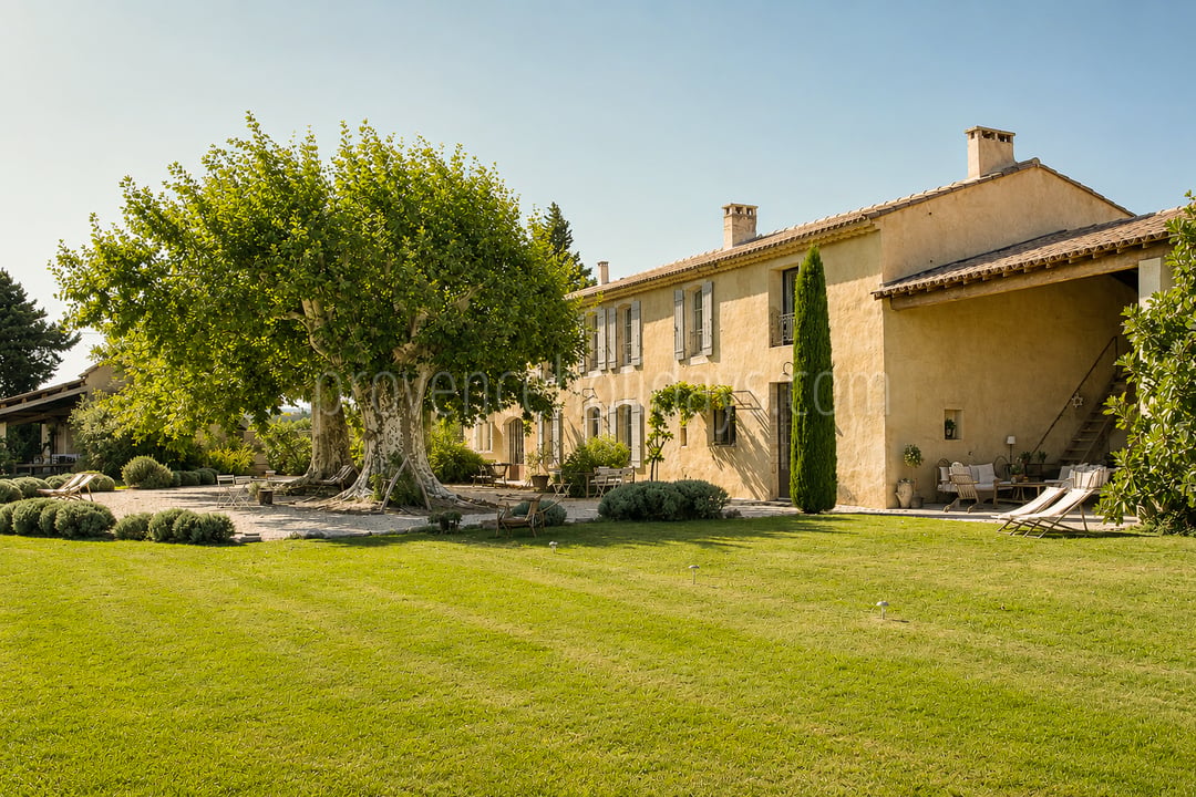 Beautiful farmhouse with an infinity pool in the Luberon