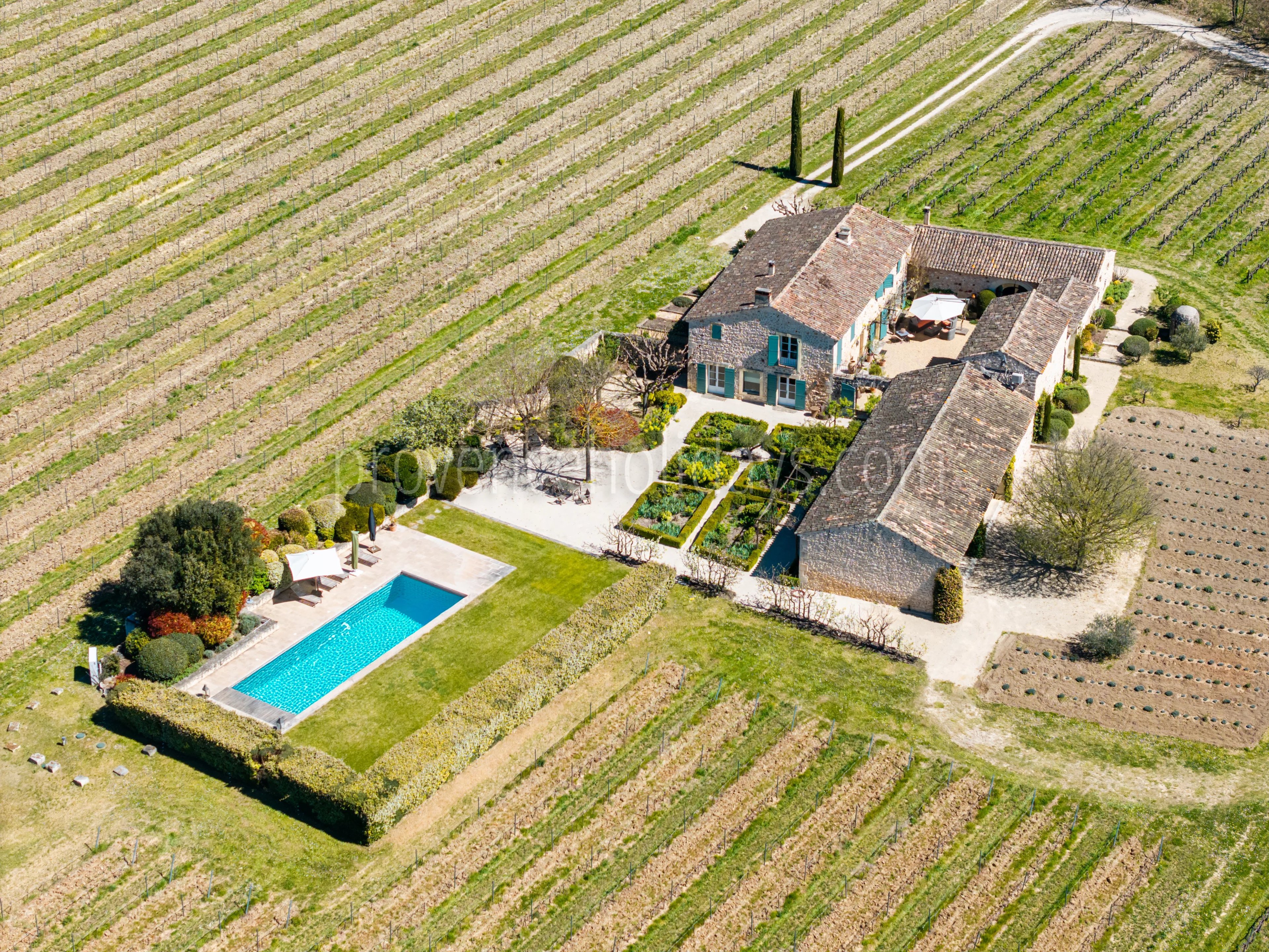 2 - Mas with inner courtyard in Gordes: Villa: Exterior