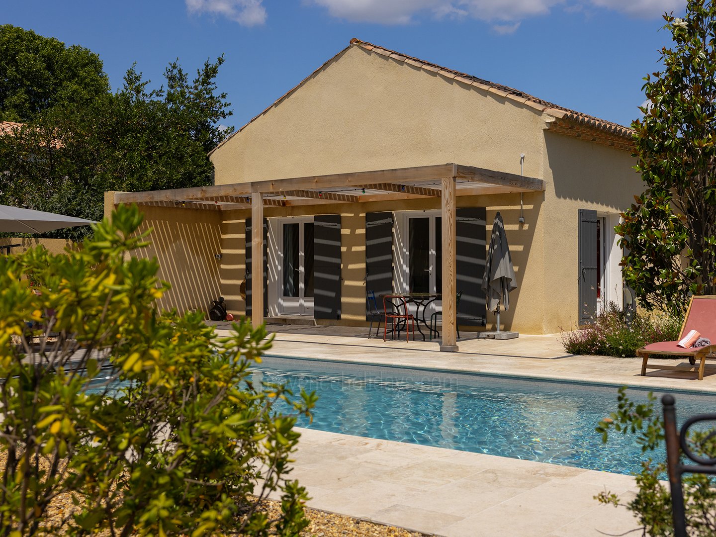 34 - La Maison de Village: Villa: Pool - Uitzicht op het gastenverblijf