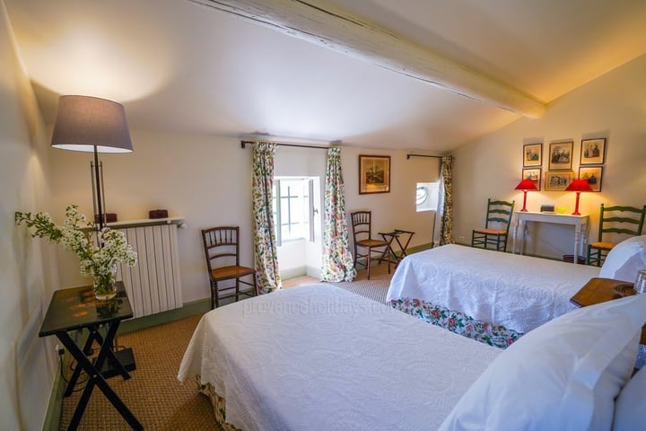 28 - Mas Saint-Andiol: Villa: Bedroom