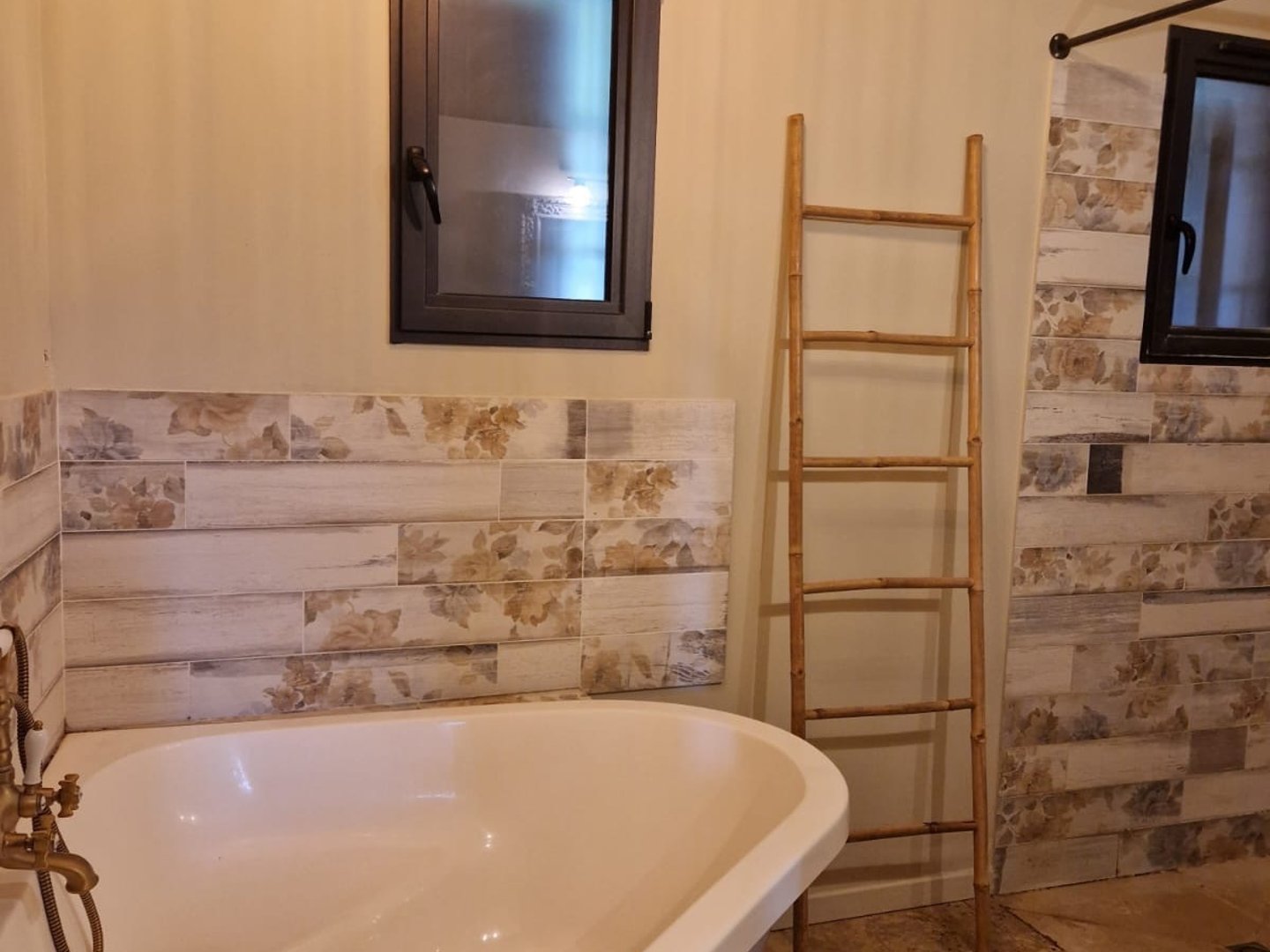 15 - La Roque sur Pernes: Villa: Bathroom - Bathroom - Bedroom 1