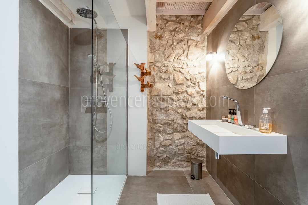 20 - Mas des Roches: Villa: Bathroom
