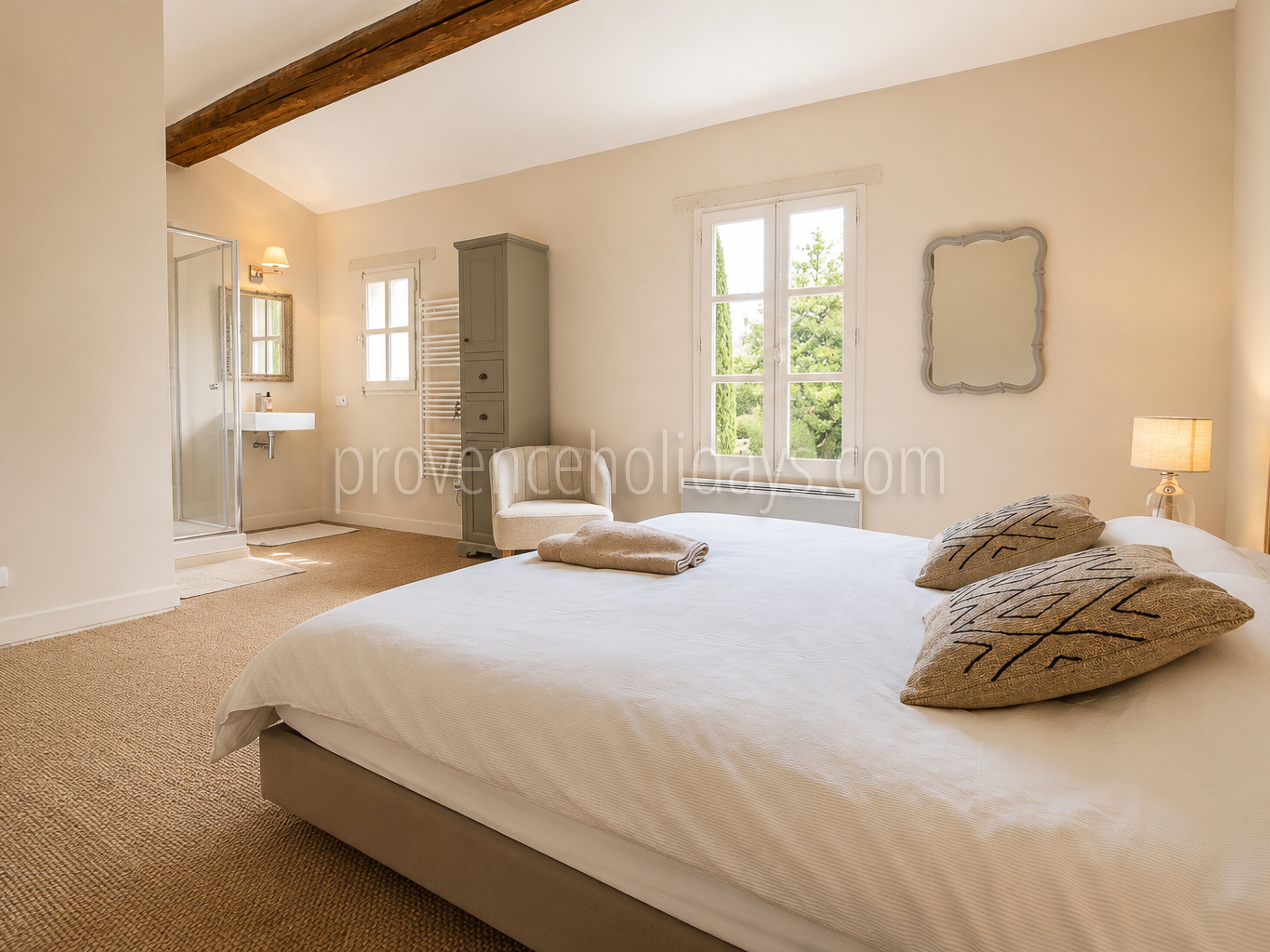 37 - Bauernhaus mit Blick auf den Luberon: Villa: Bedroom