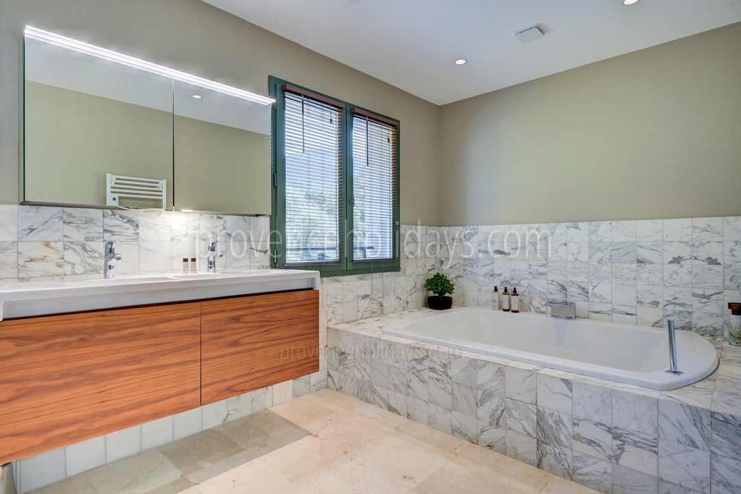 22 - Villa Castel: Villa: Bathroom
