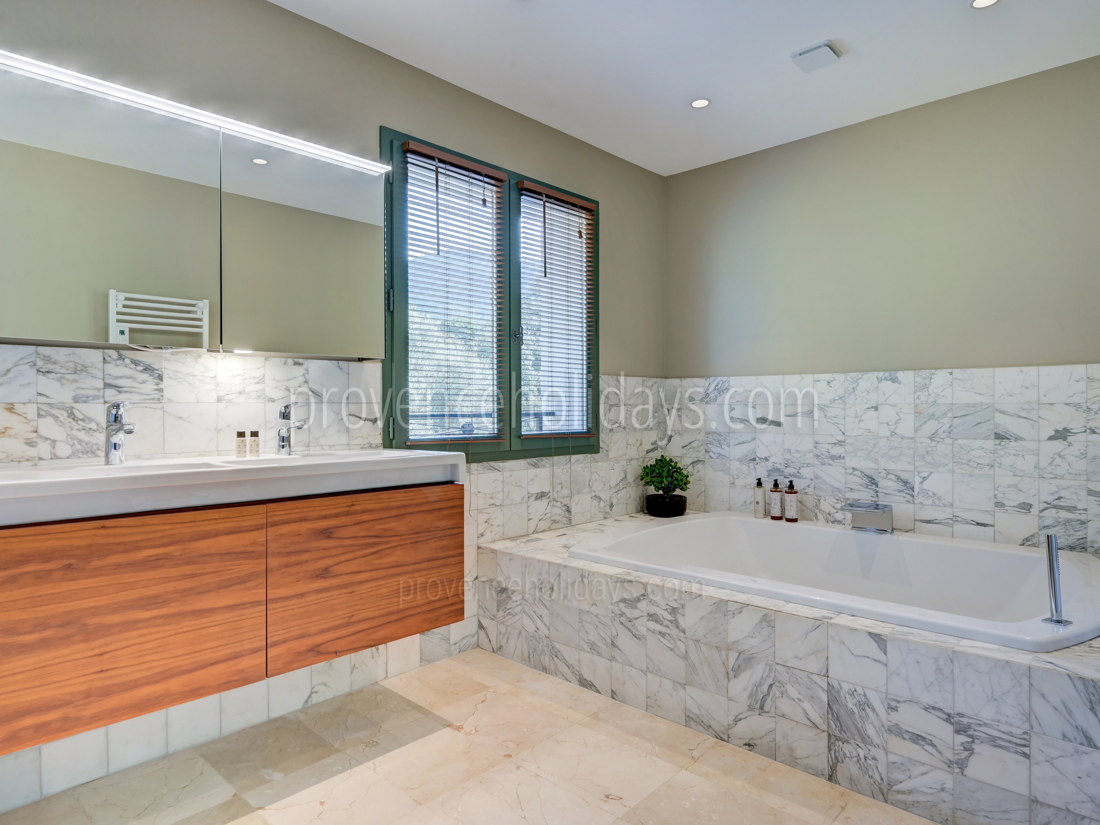 22 - Villa Castel: Villa: Bathroom