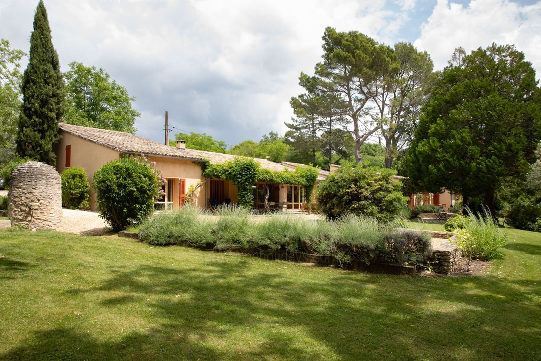 22 - Mas des Sources: Villa: Exterior