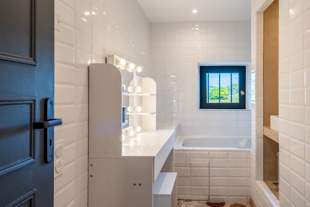 22 - Mas de Seguret: Villa: Bathroom