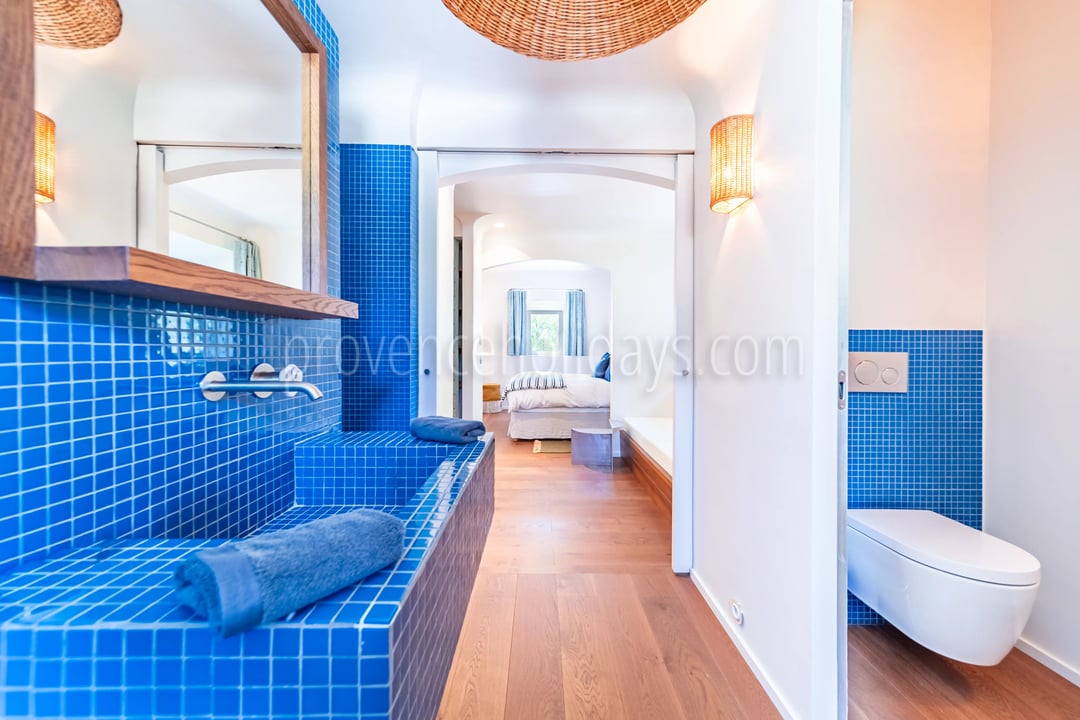 21 - Stone Property in Ménerbes: Villa: Bathroom