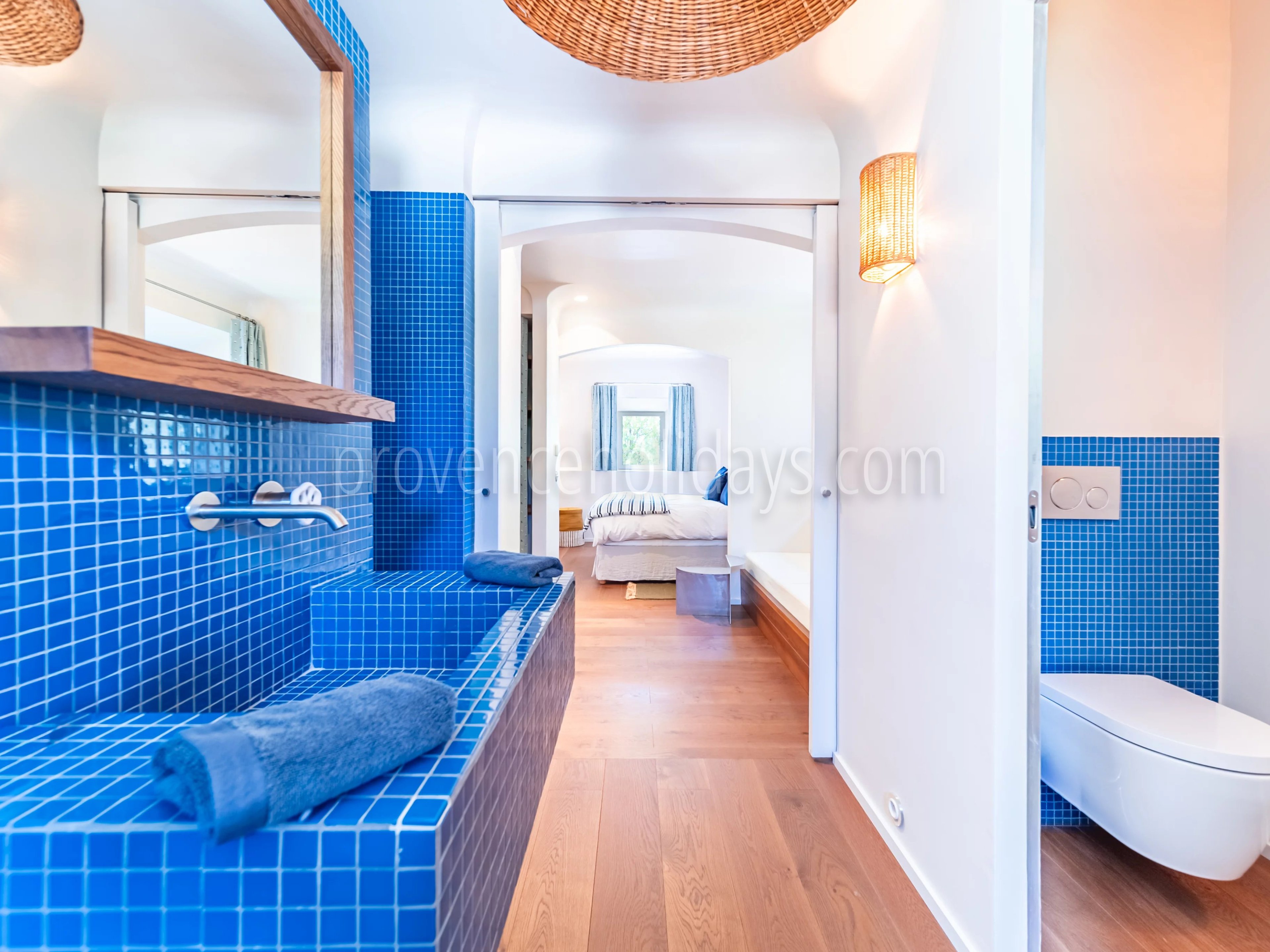 21 - Stone Property in Ménerbes: Villa: Bathroom