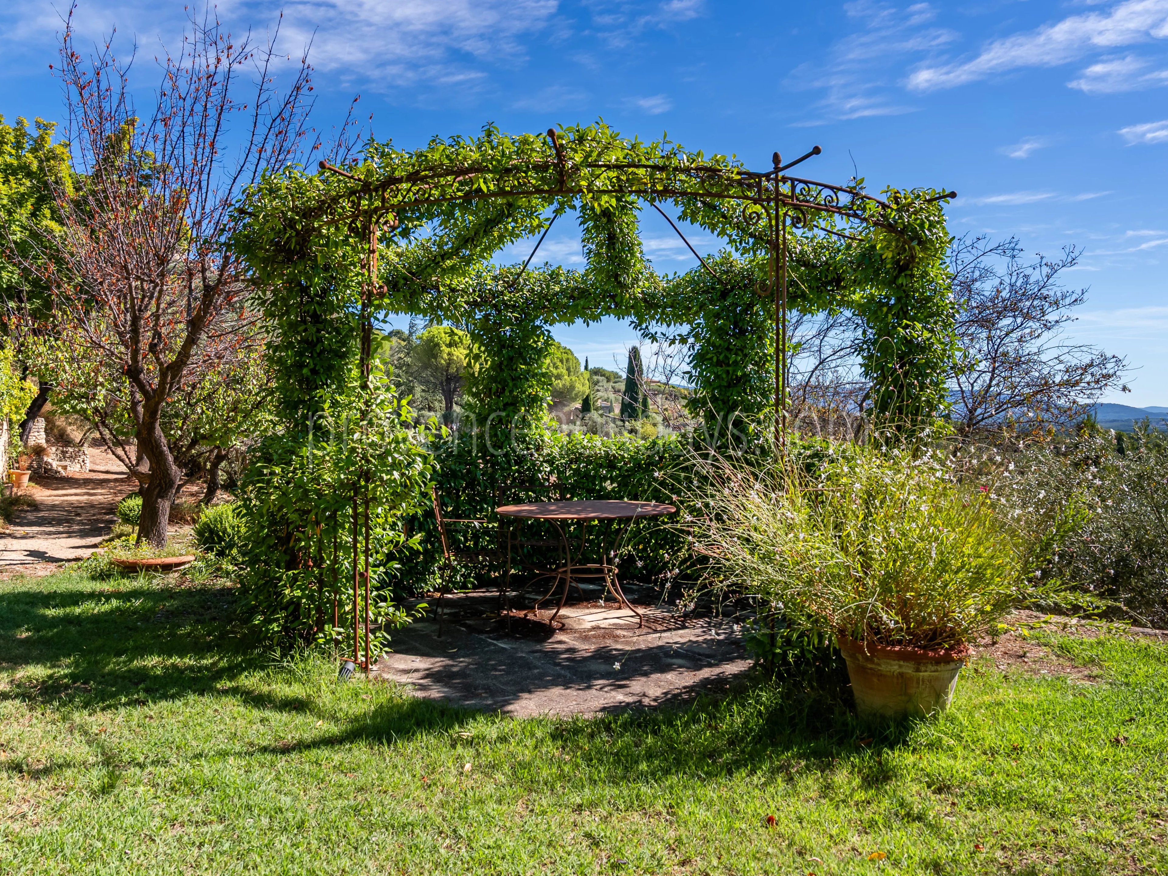 25 - Character mas in Gordes: Villa: Exterior