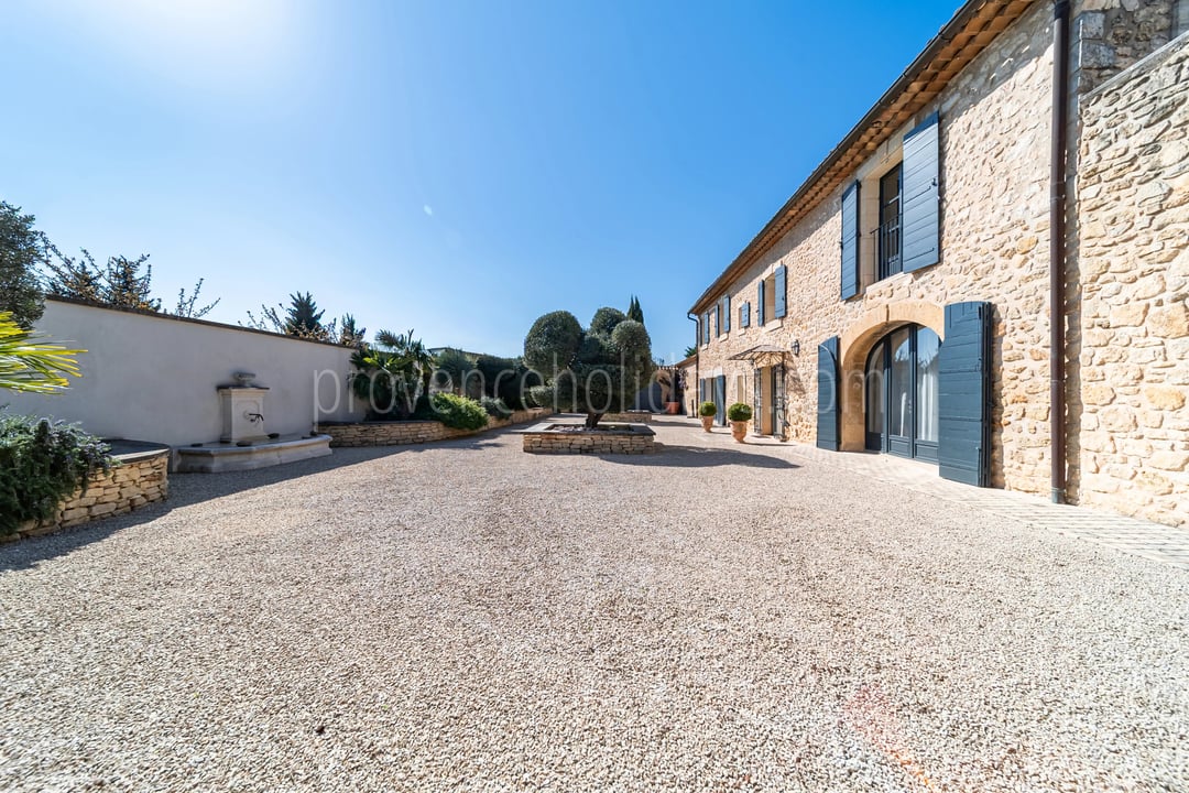 9 - Provençal mas in Robion: Villa: Exterior