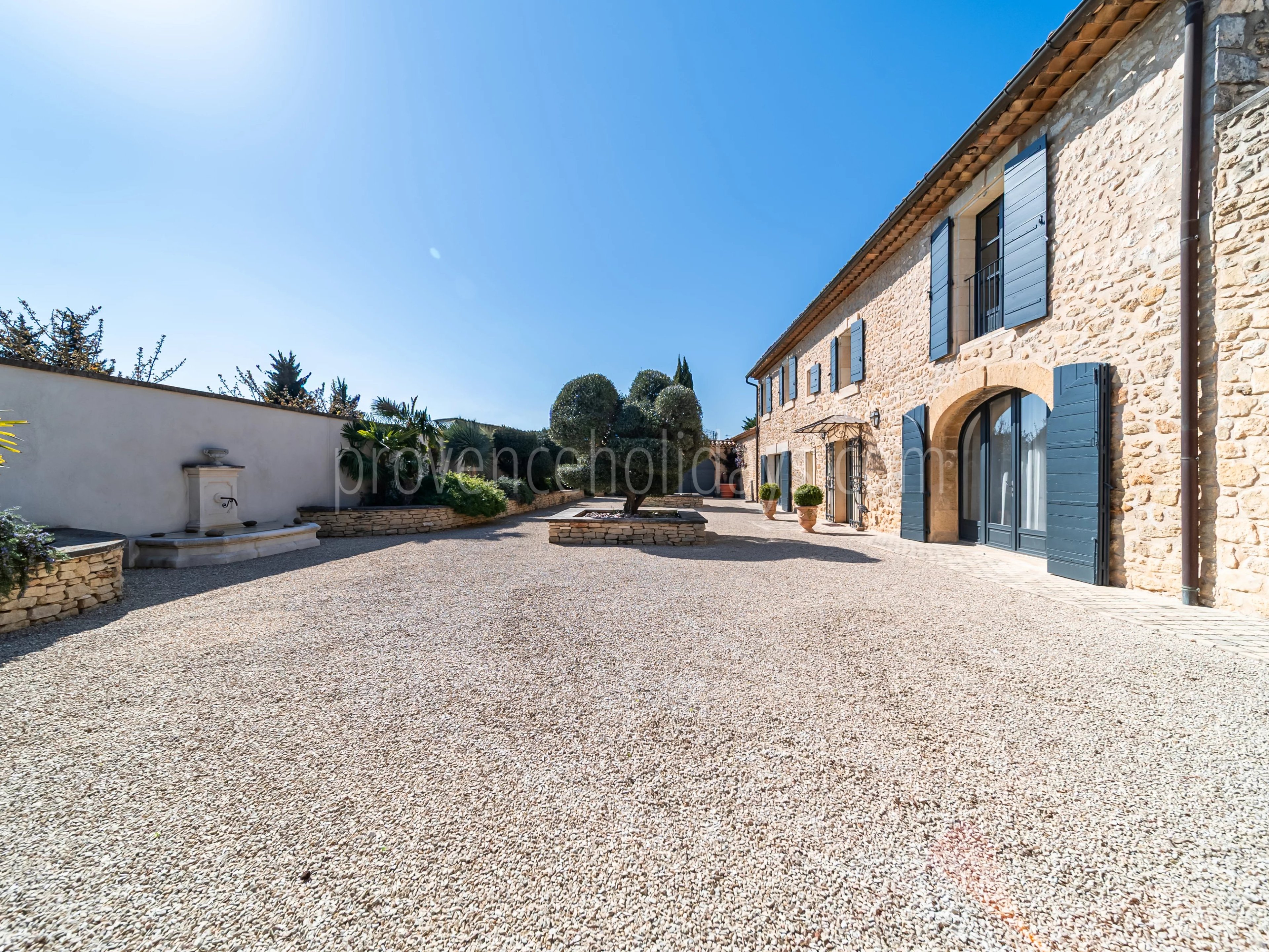 9 - Provençal mas in Robion: Villa: Exterior