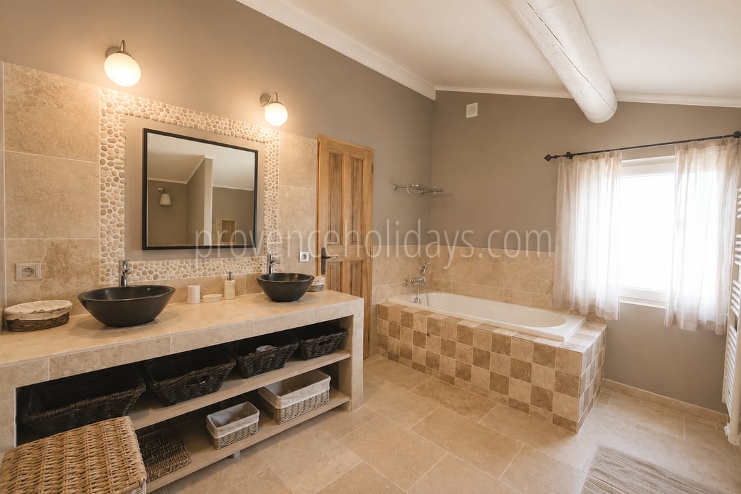 14 - Villa met verwarmd zwembad en uitzicht op de Luberon: Villa: Bathroom
