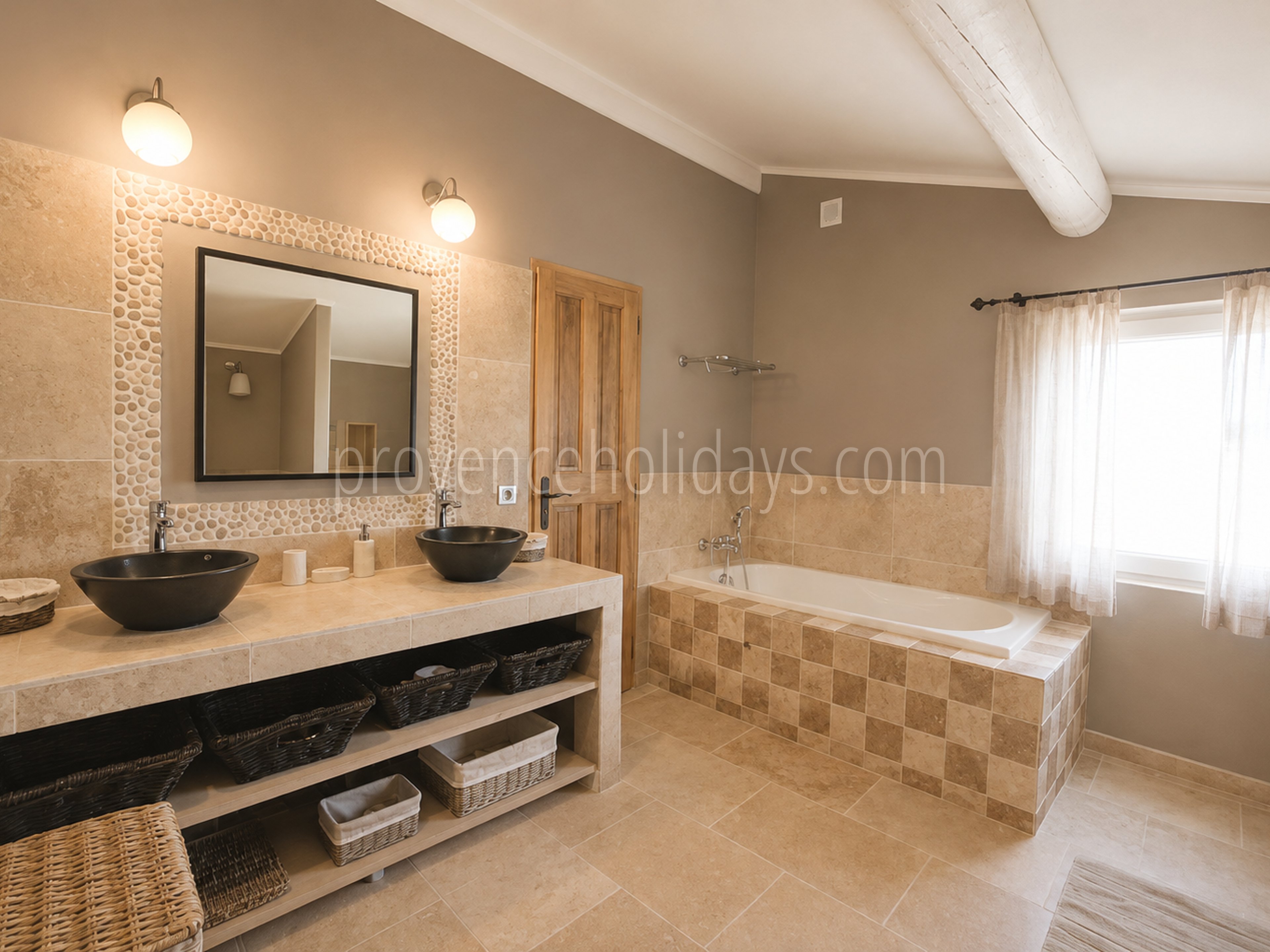 14 - Villa met verwarmd zwembad en uitzicht op de Luberon: Villa: Bathroom