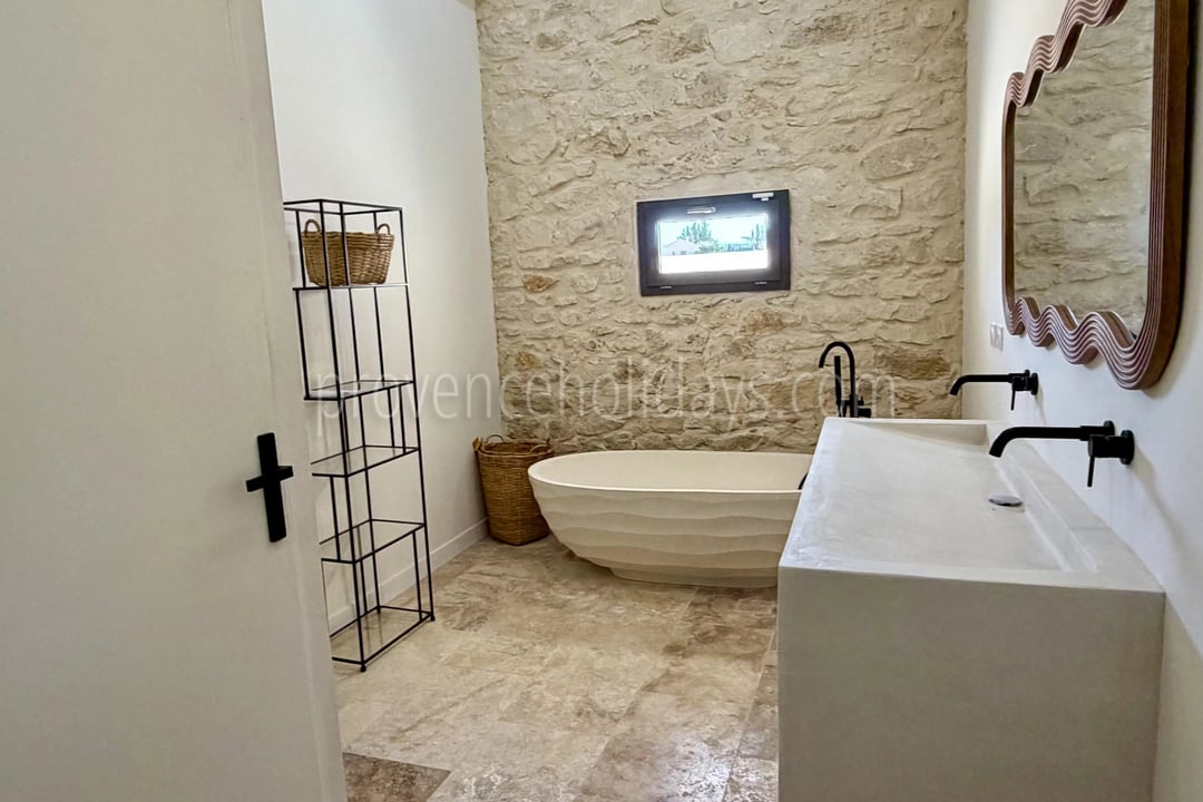 13 - Contemporary house in L\'Isle-sur-la-Sorgue: Villa: Bathroom