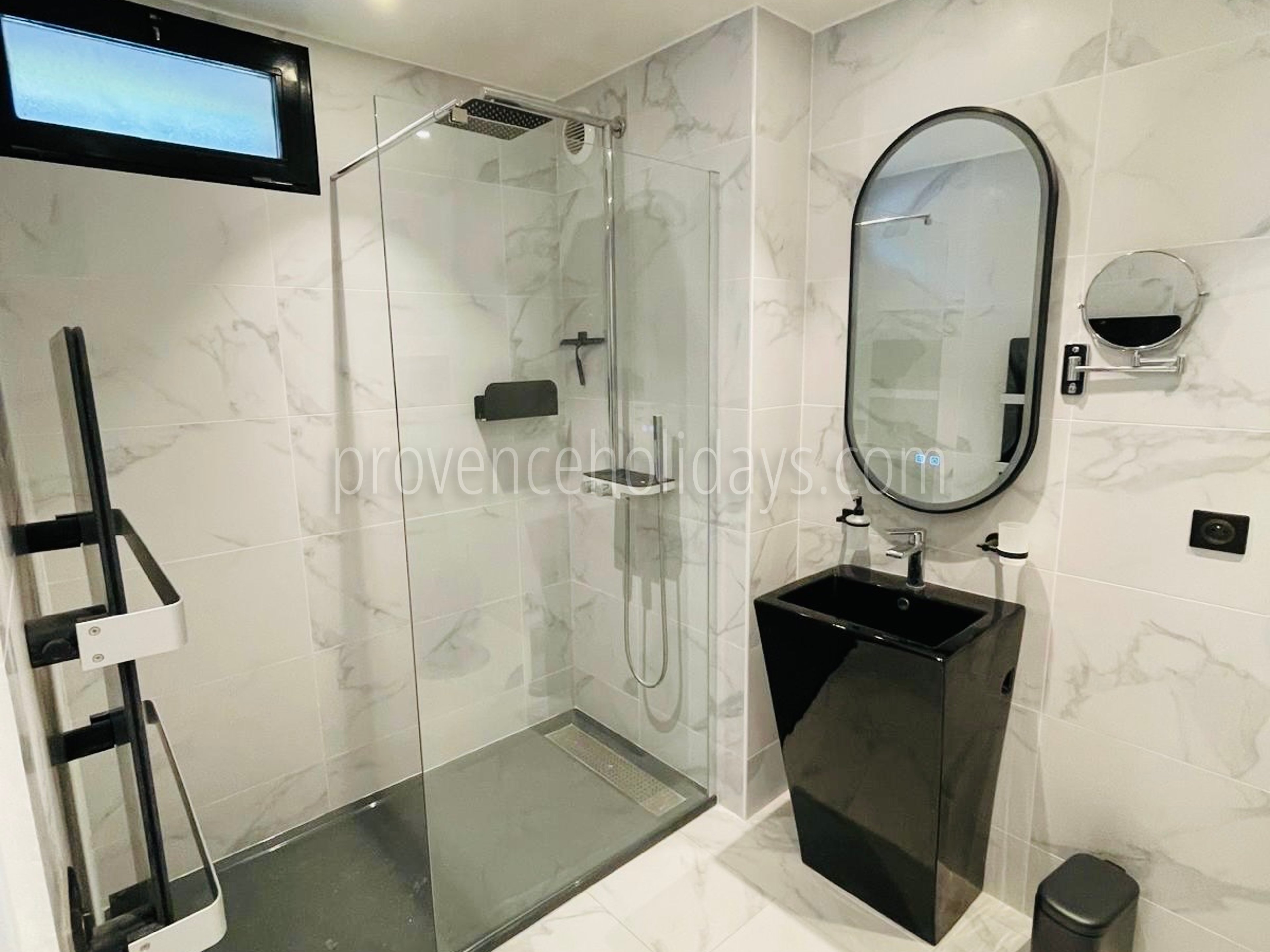 27 - Villa Croisette: Villa: Bathroom