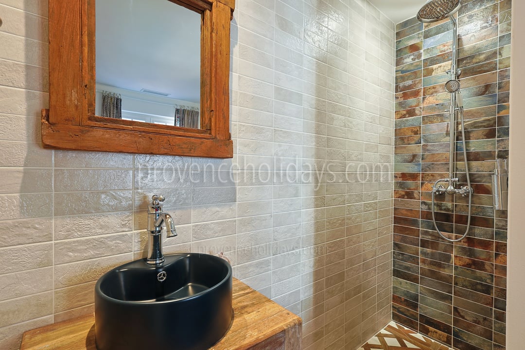 19 - Le Mas de la Garde: Villa: Bathroom