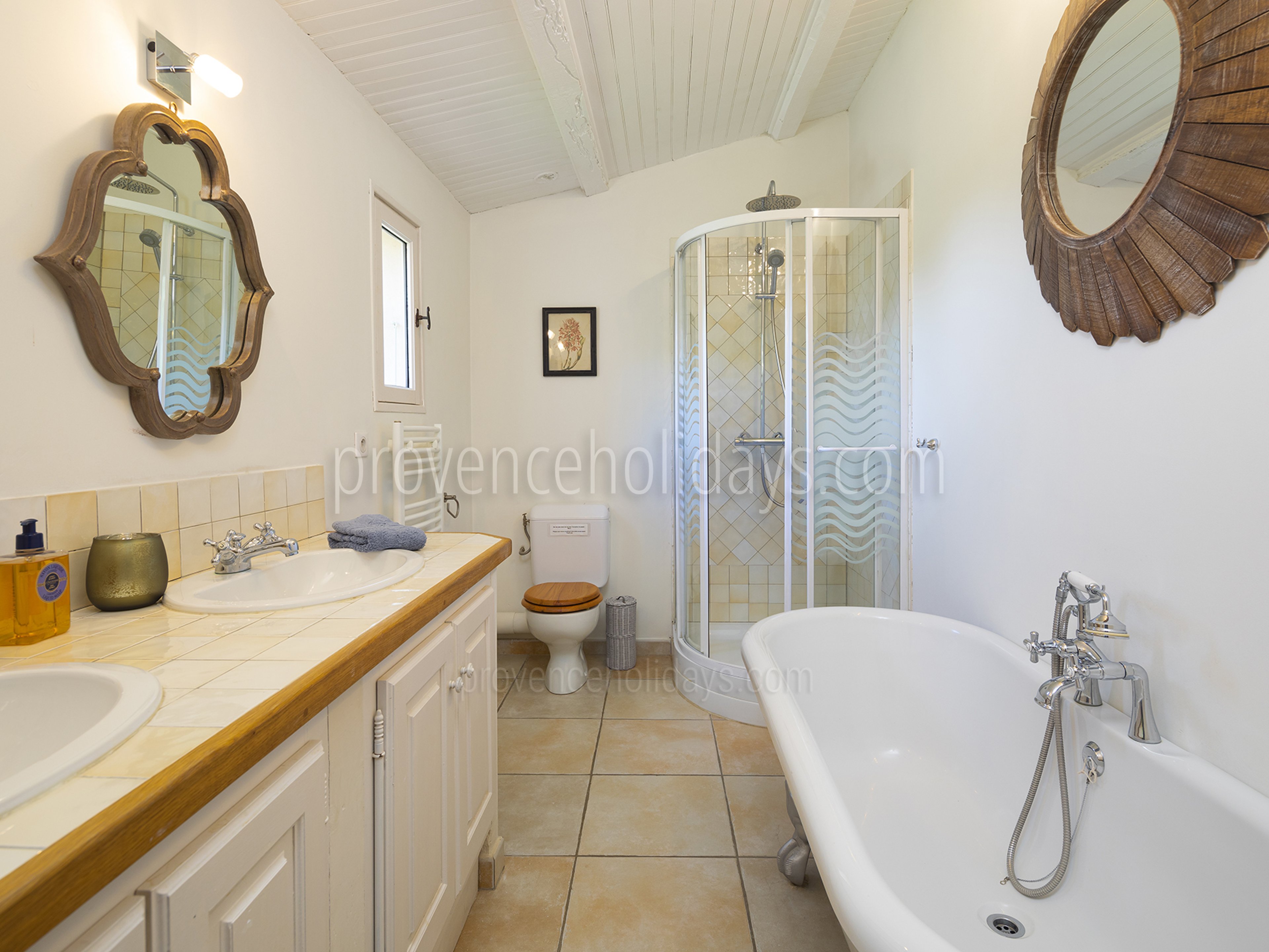 27 - Maison de la Colline: Villa: Bathroom