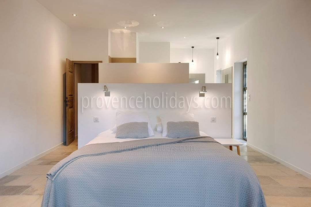 4 - Le Mas de la Pinède: Villa: Bedroom