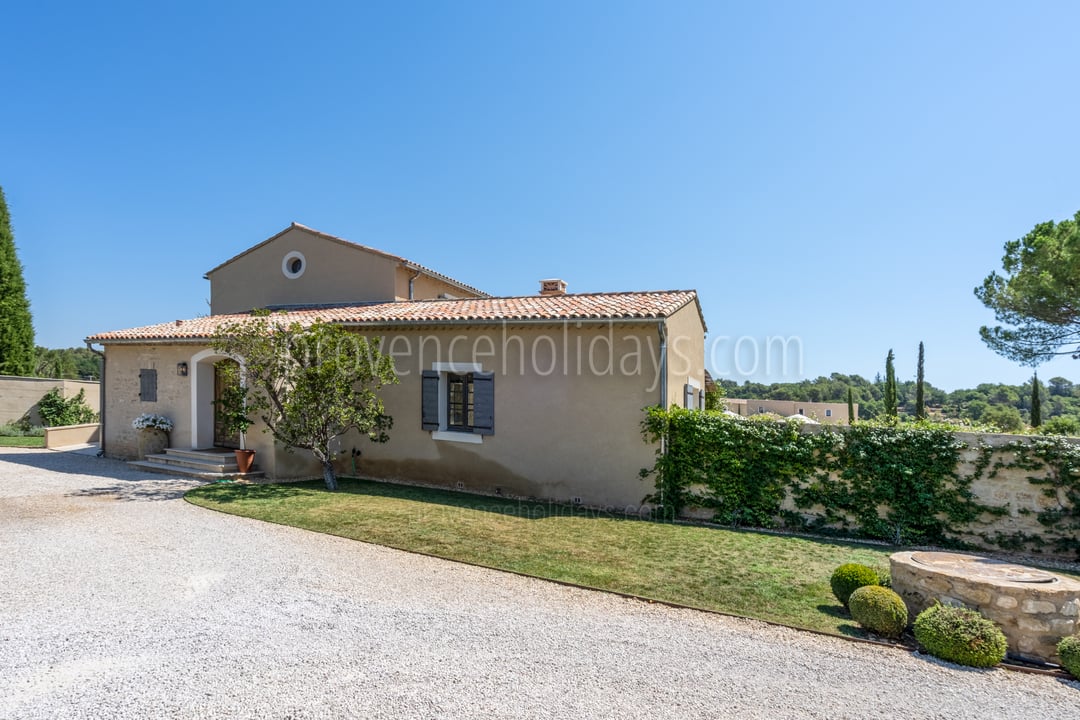 15 - Mas d\'Oppède: Villa: Exterior