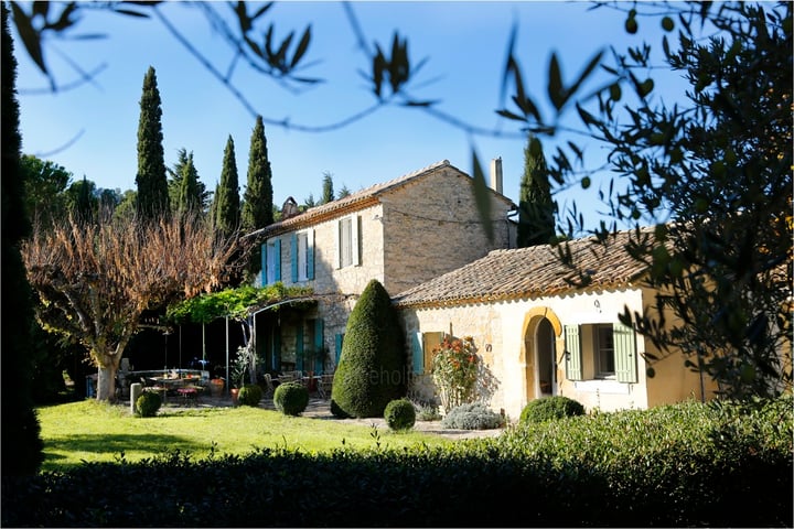 19th-century farmhouse located in the middle of vineyards