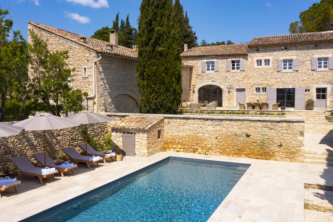 Mas restauré avec goût et piscine chauffée dans le Luberon