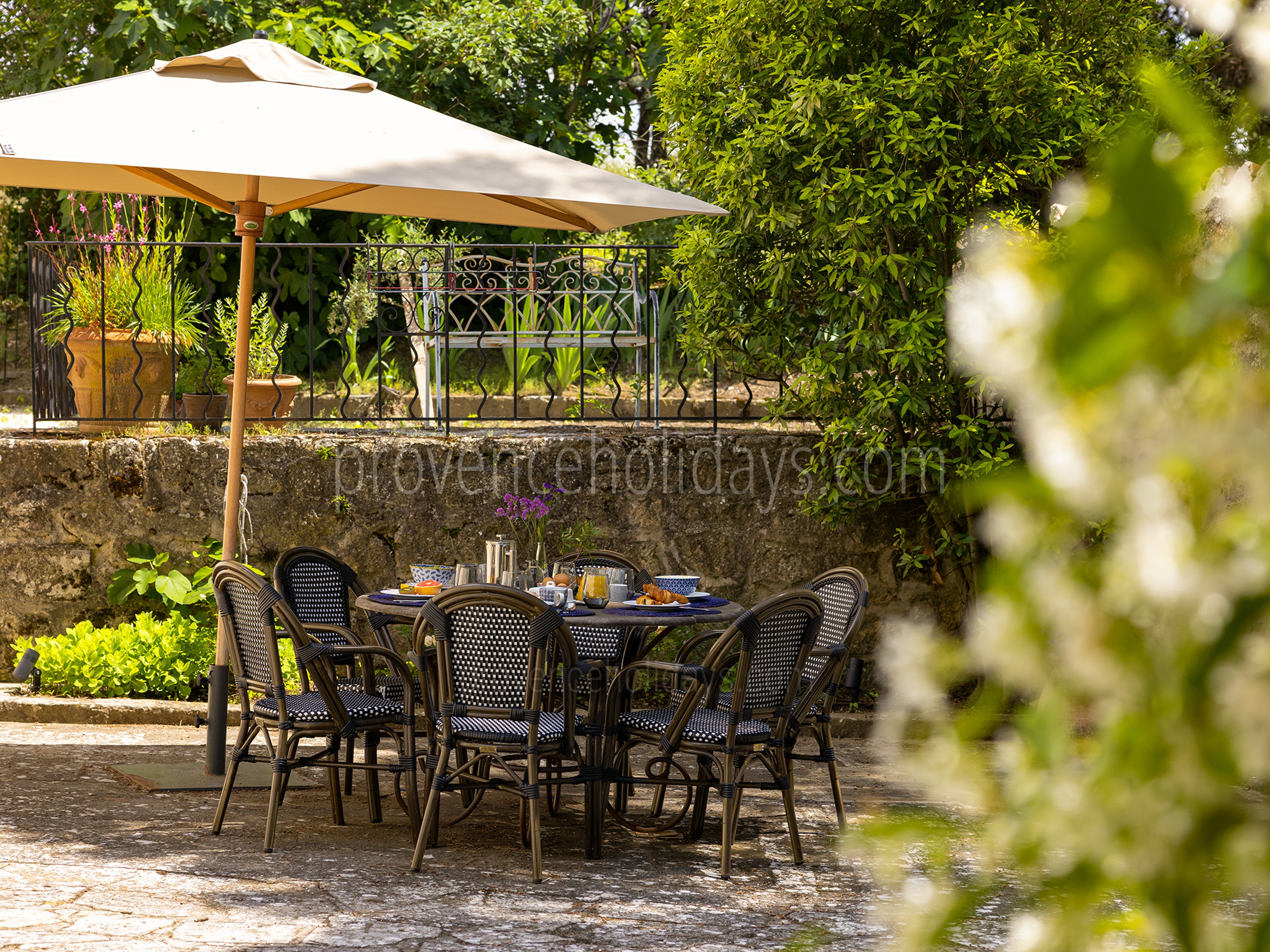 5 - Le Mas d\'Ansouis: Villa: Exterior