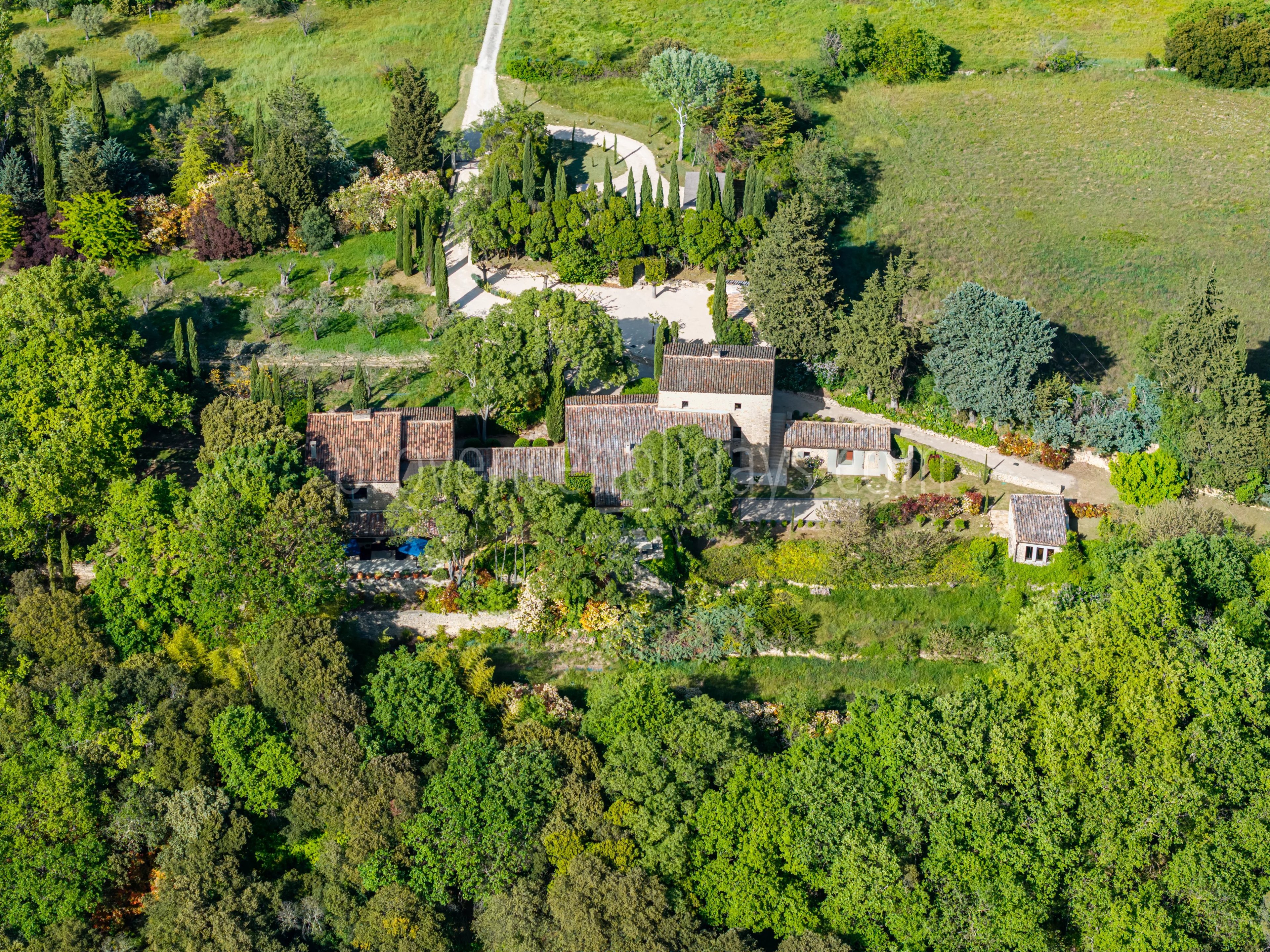 31 - Stone Property in Ménerbes: Villa: Exterior