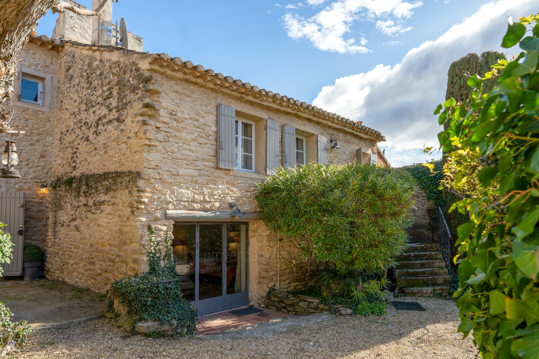 Restored Home with Heated Pool in Cabrières-d'Avignon