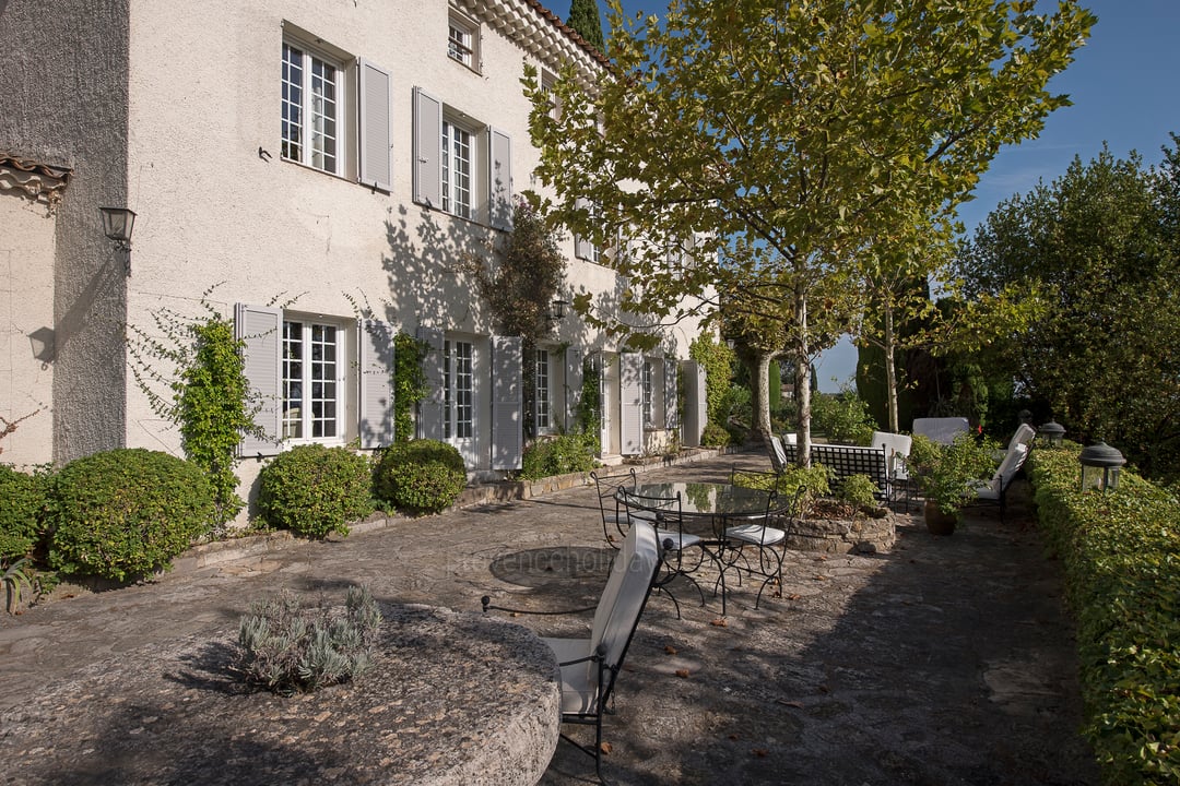 Estate on the heights of Grasse in an exceptional setting between sea and hills.