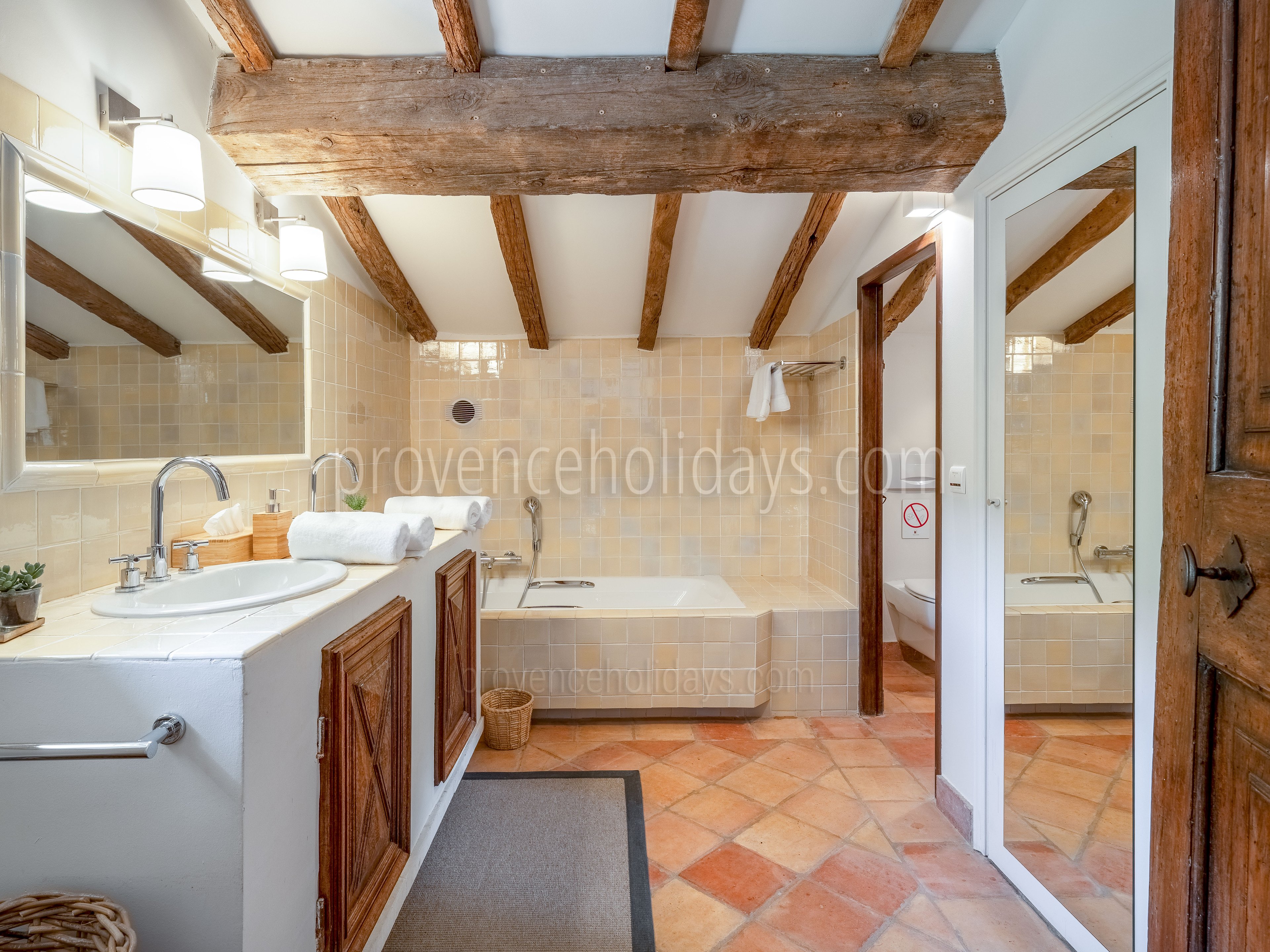 38 - Le Mas de Goult (24): Villa: Bathroom