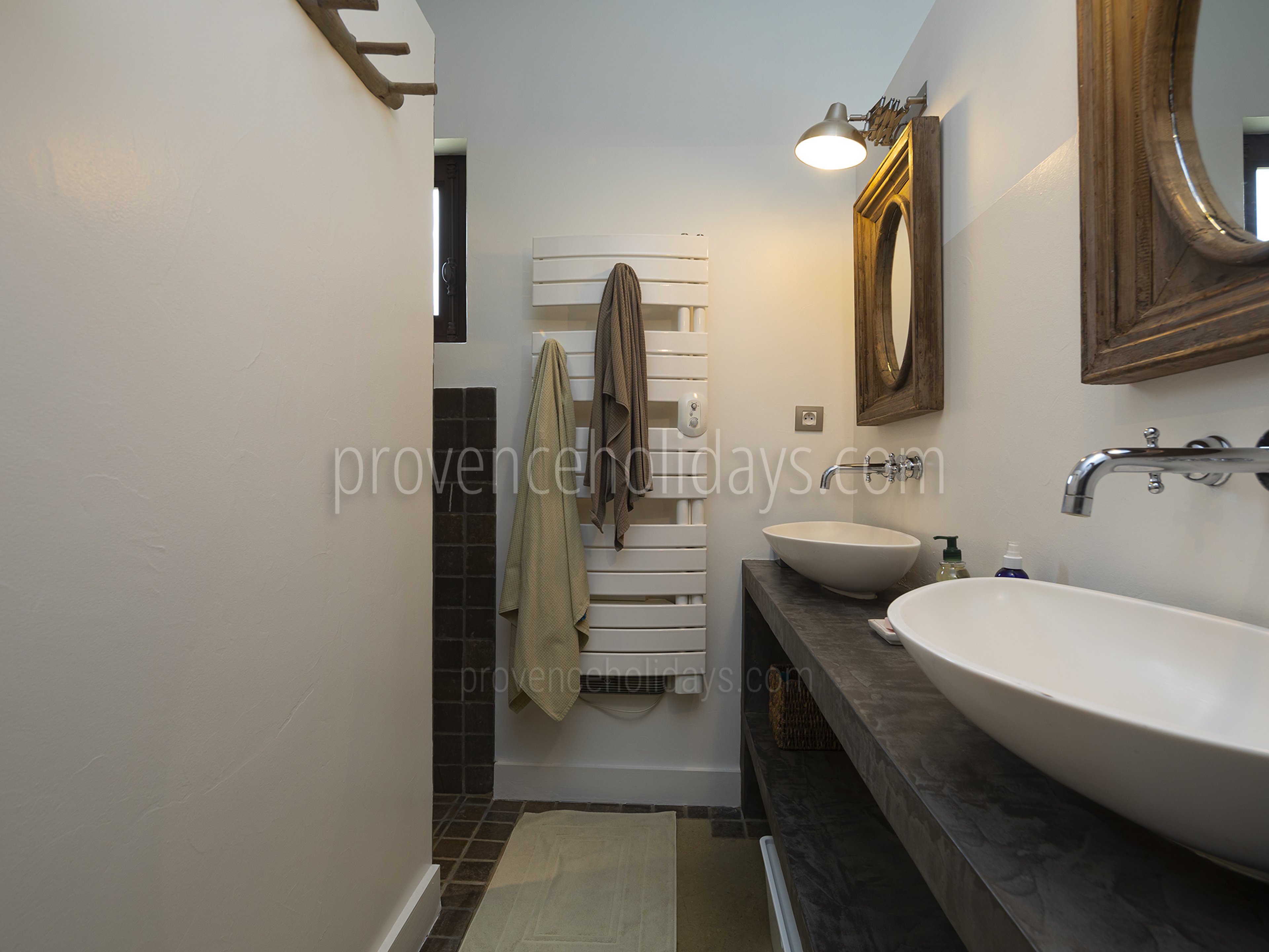 23 - Bergerie de Beaumes: Villa: Bathroom