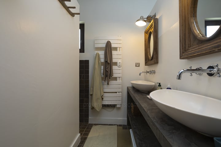 23 - Bergerie de Beaumes: Villa: Bathroom