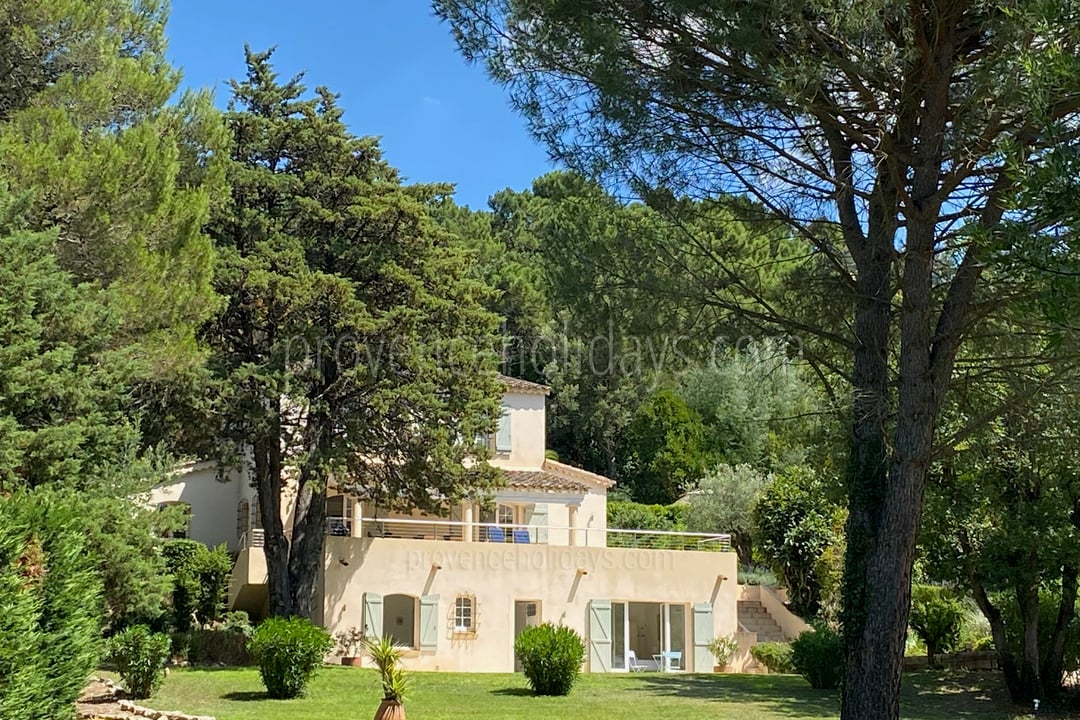Renovated five-bedroom villa with heated pool in Cogolin