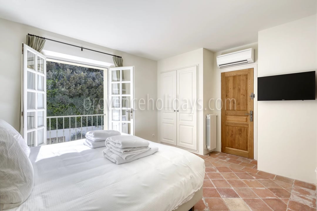 15 - Renovated mas, Ramatuelle: Villa: Bedroom