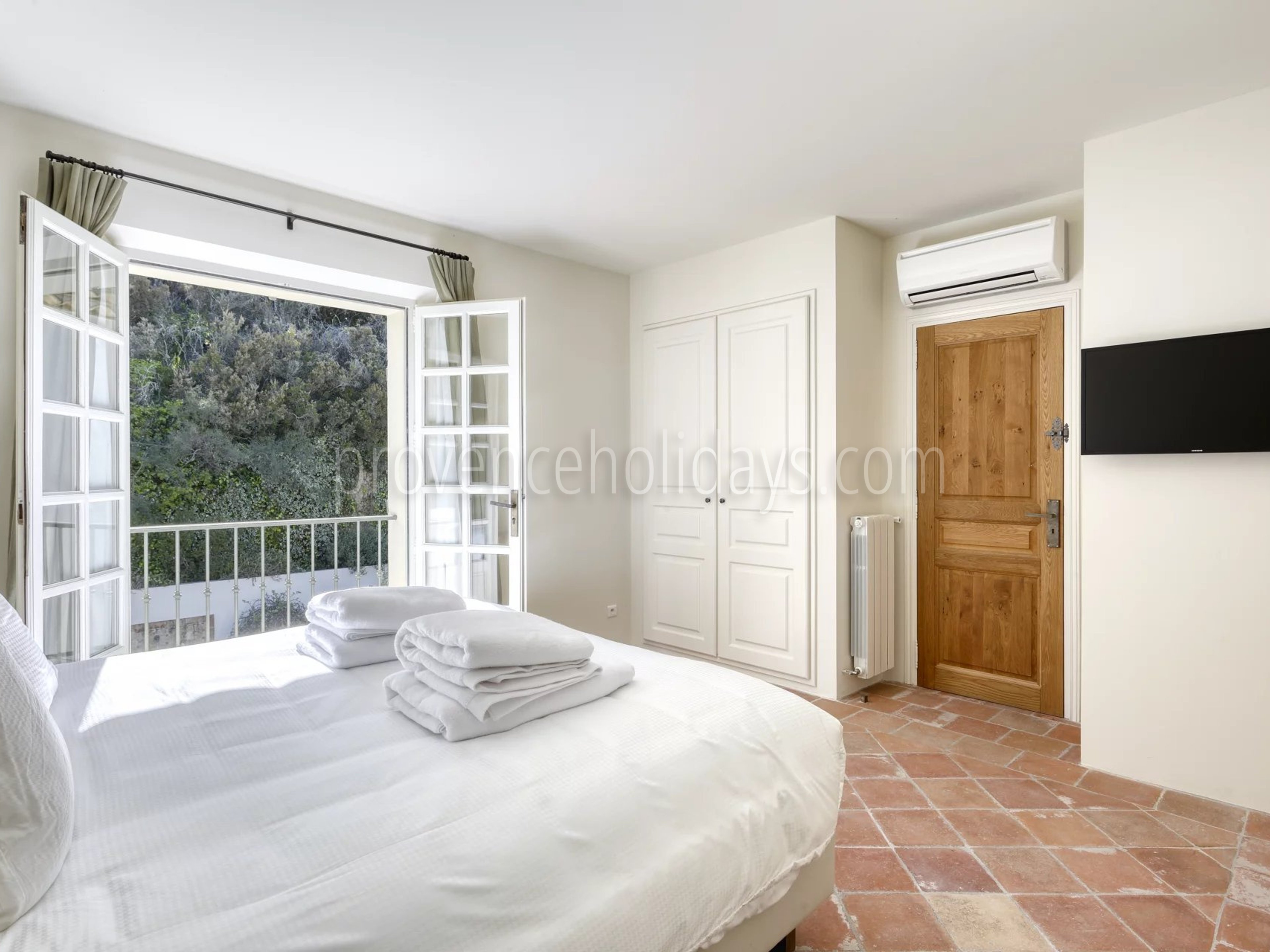15 - Renovated mas, Ramatuelle: Villa: Bedroom