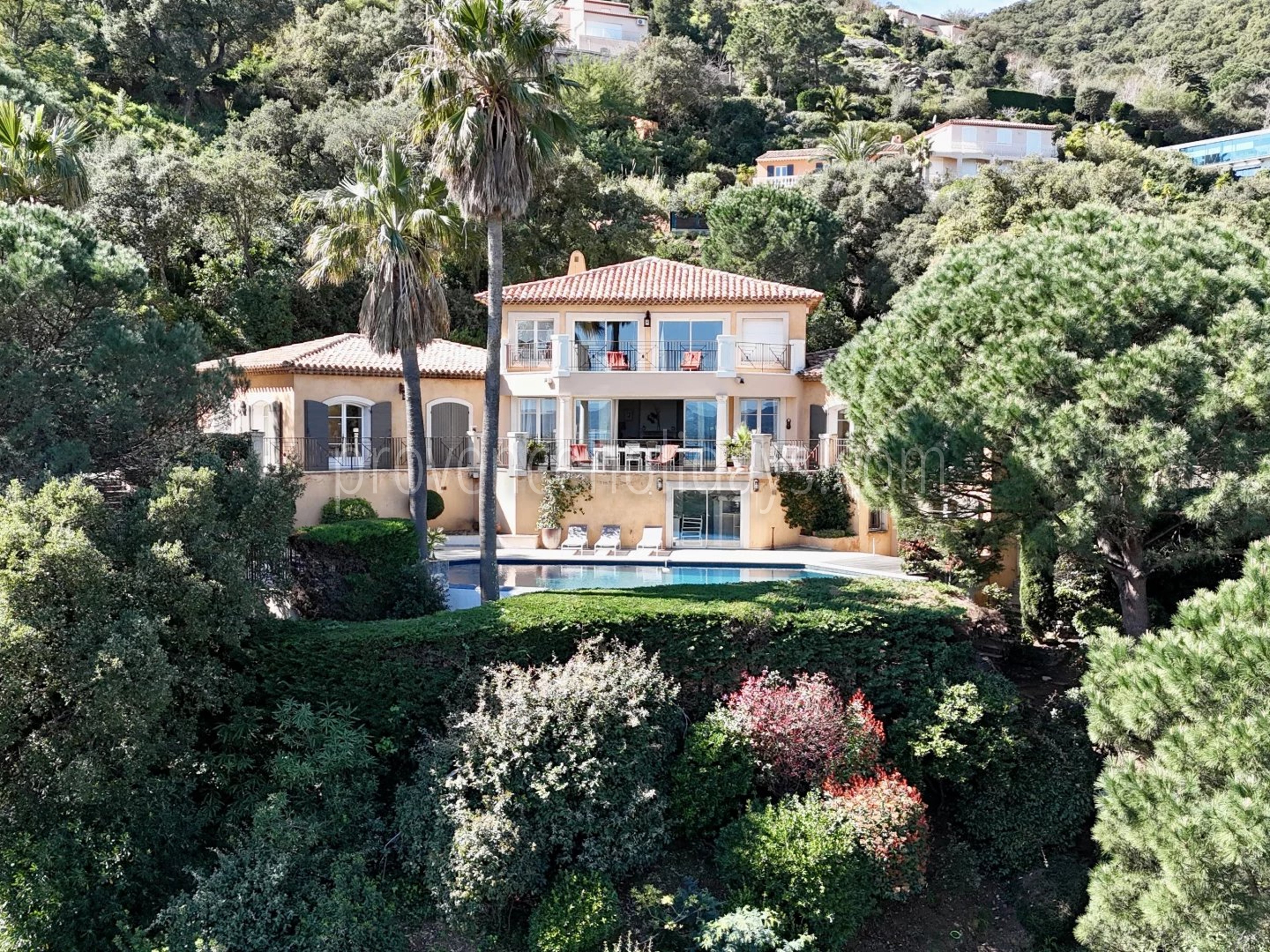 42 - Villa mit Kamin in Cavalaire-sur-Mer: Villa: Exterior