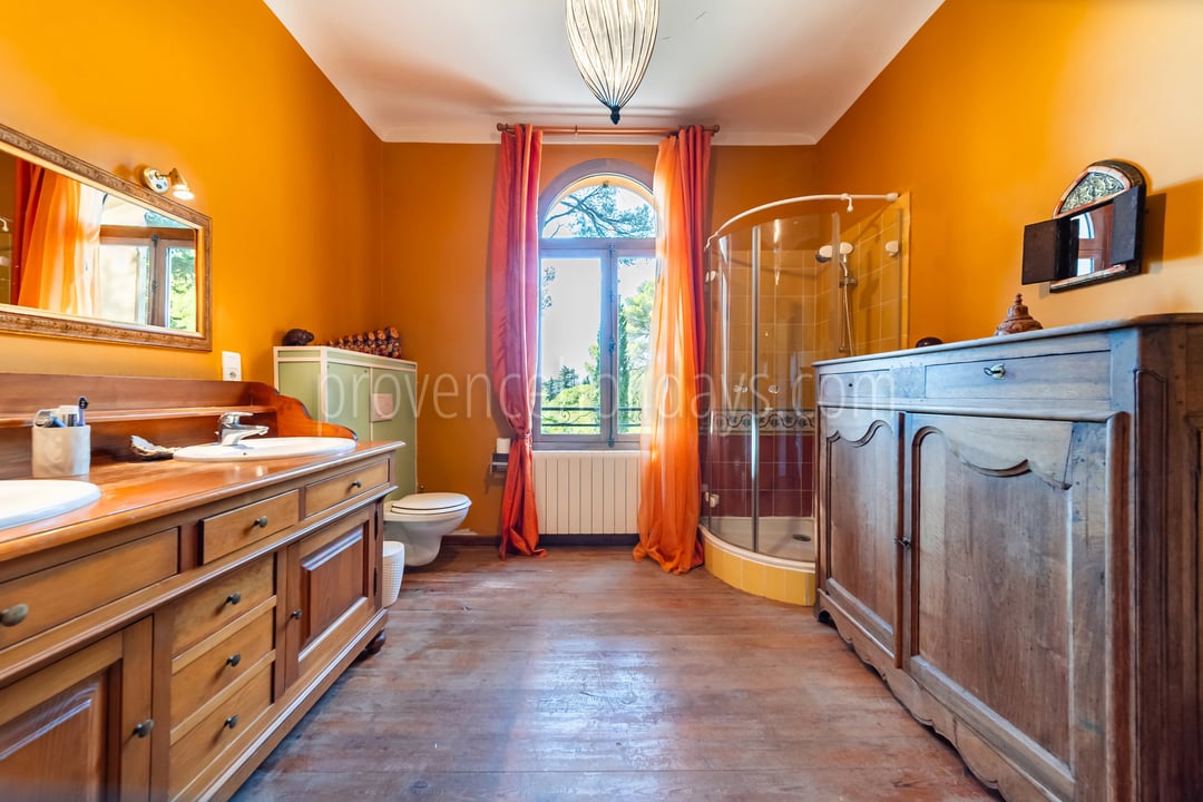 26 - Character estate in Cucuron: Villa: Interior