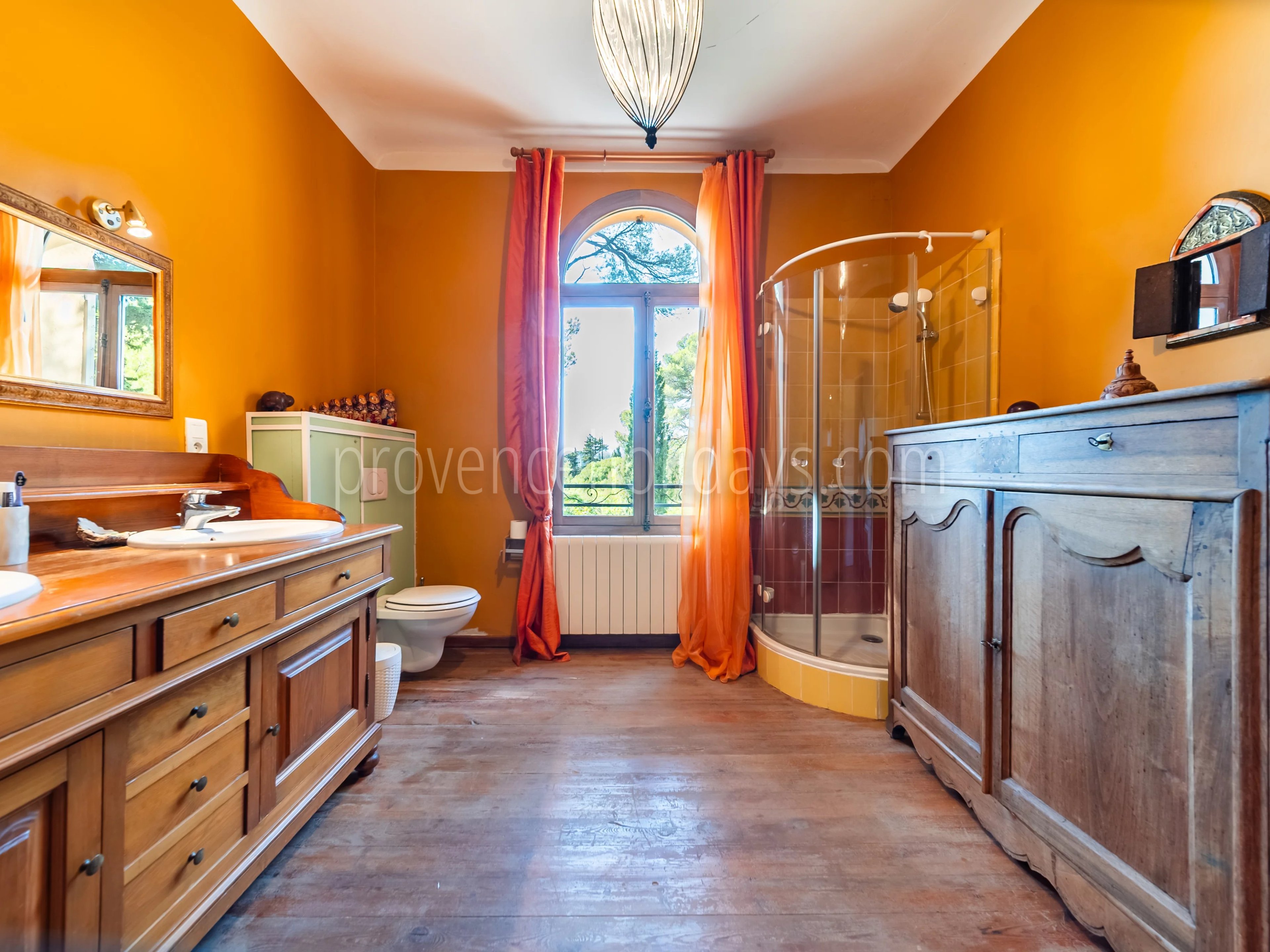 26 - Character estate in Cucuron: Villa: Interior
