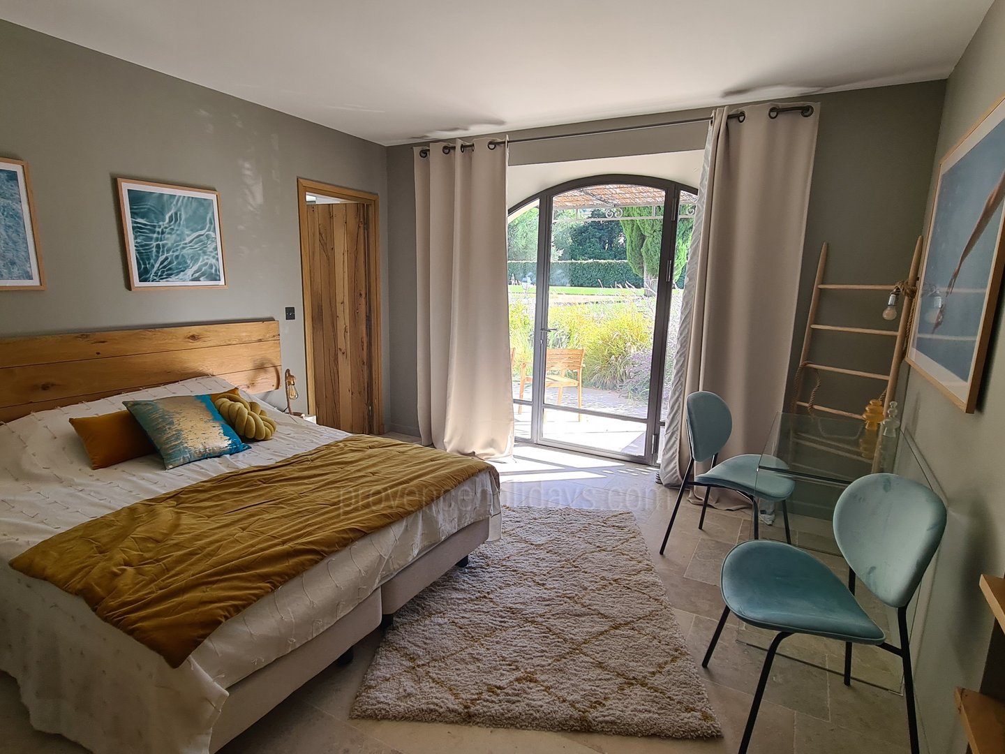 27 - Mas Van Gogh: Villa: Bedroom