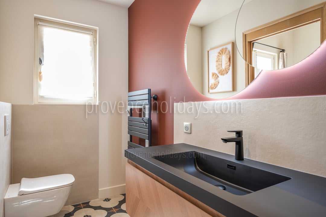 25 - Mas Lucie: Villa: Bathroom