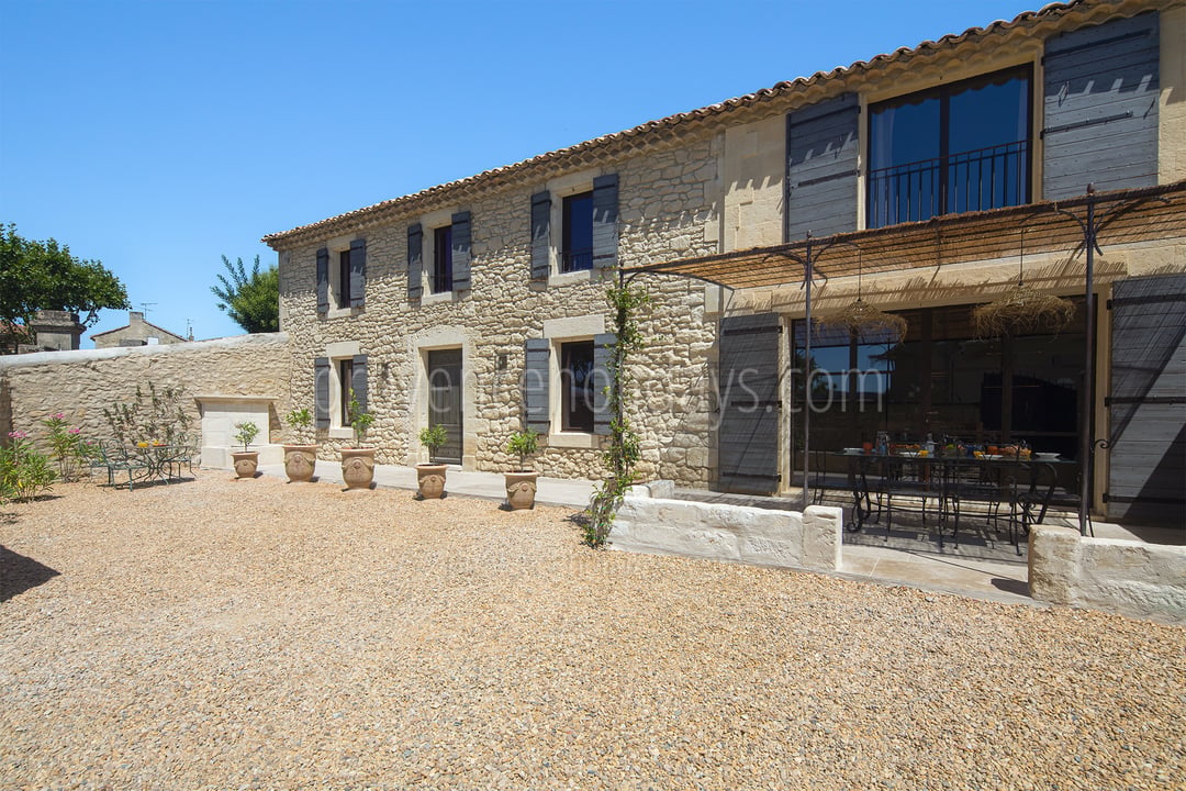 9 - Mas des Lions: Villa: Exterior