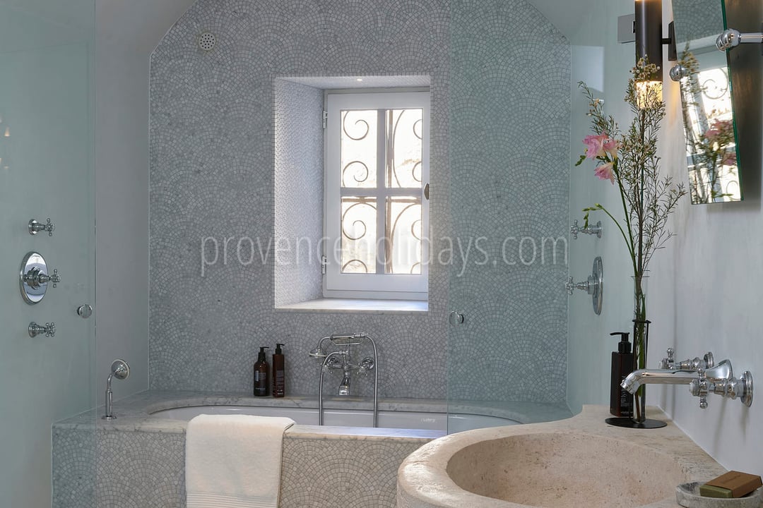 72 - Maison Tourelle: Villa: Bathroom